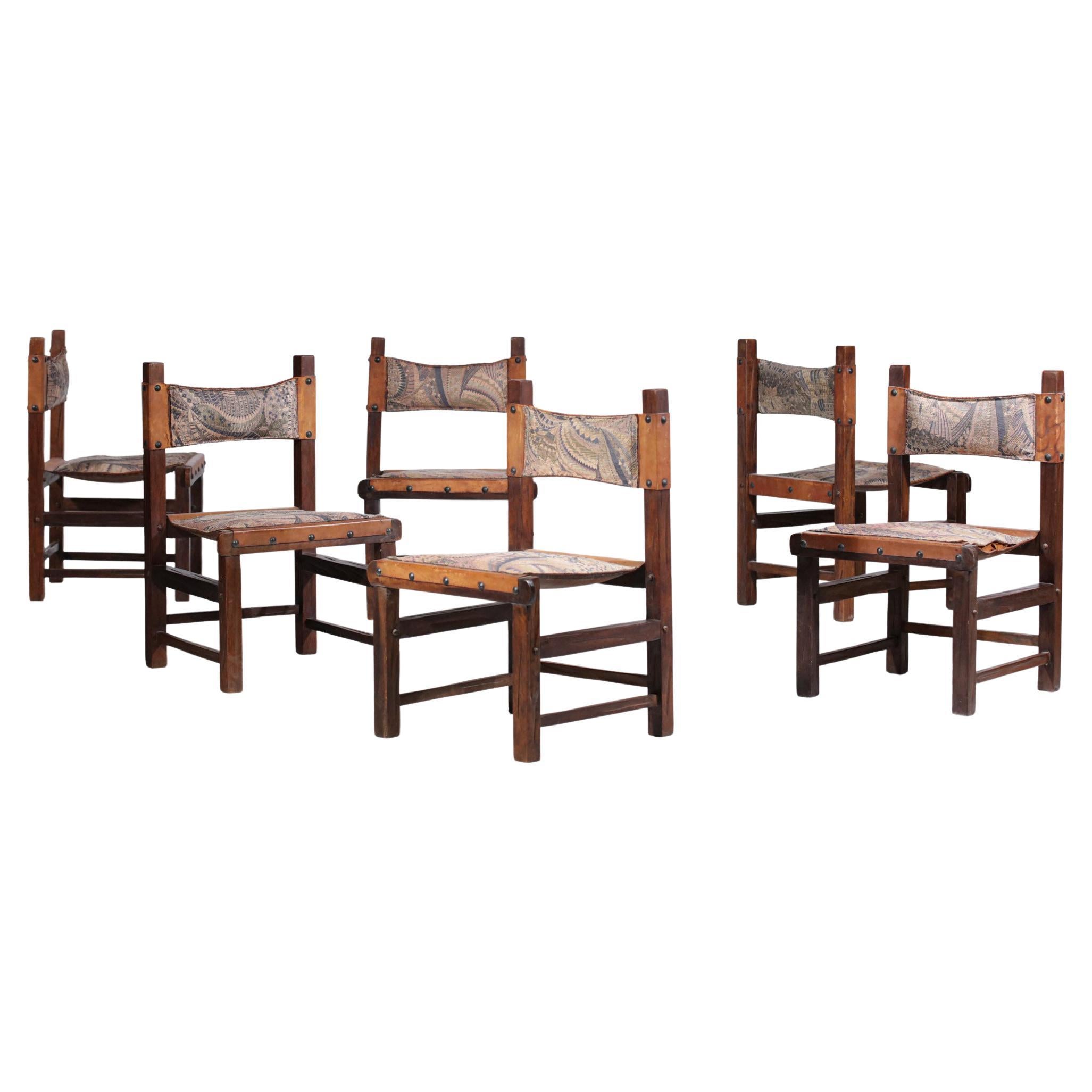 Suite de 6 chaises brésiliennes des années 60 en cuir et bois massif F413