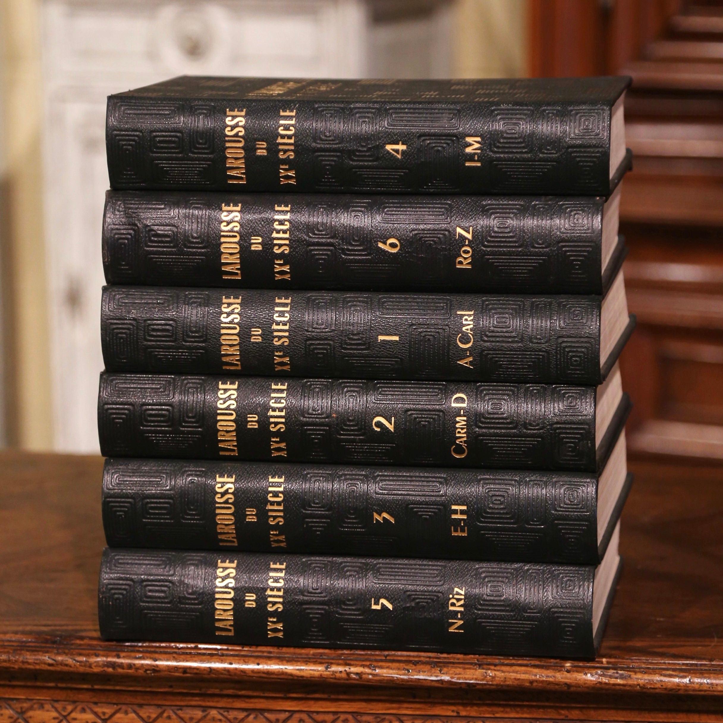 Dekorieren Sie eine Bibliothek oder ein Büro mit diesem kompletten Satz von sechs großen antiken Wörterbüchern. Die in Paris, Frankreich, von Maison Larousse gedruckten und 1929 datierten, in Leder gebundenen Bücher tragen den Titel 