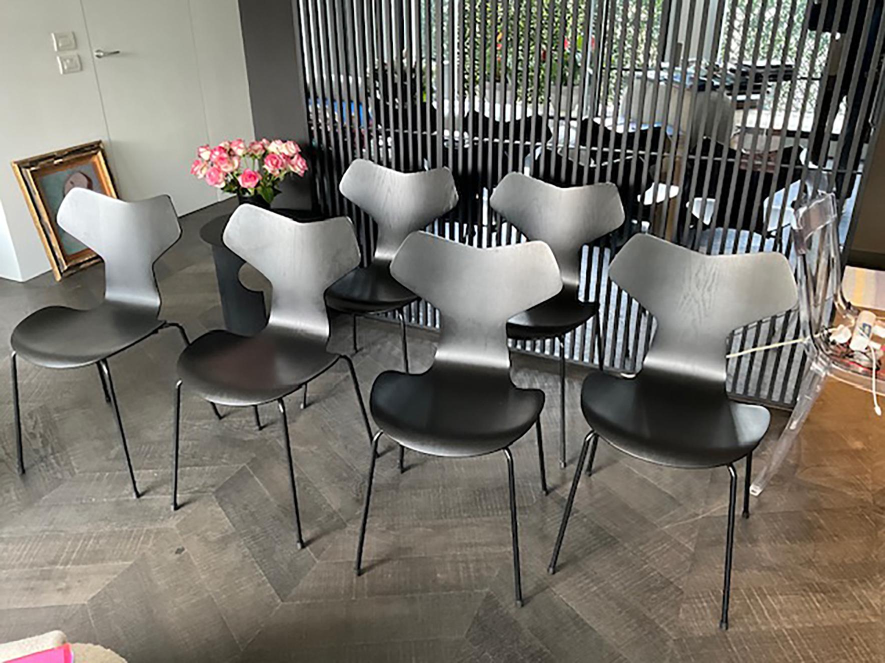 Suite of 6 Fritz Hansen chairs, grand prix model, black and chrome frene, new condition. Price 1950 euros.
LxHxP 50x83x51cm 