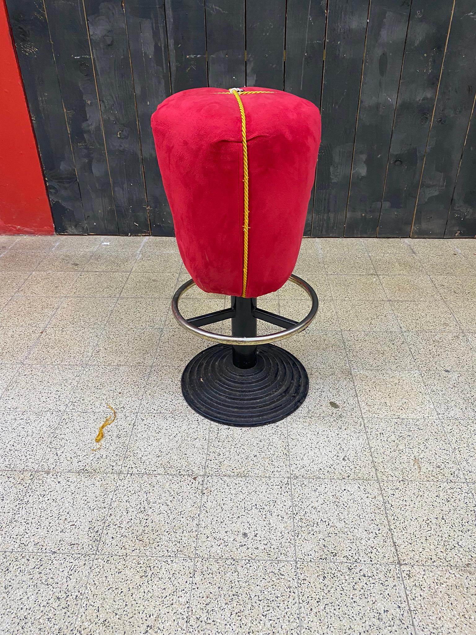 Suite de 6 tabourets amusants, base en fonte, assise recouverte de velours en vente 1