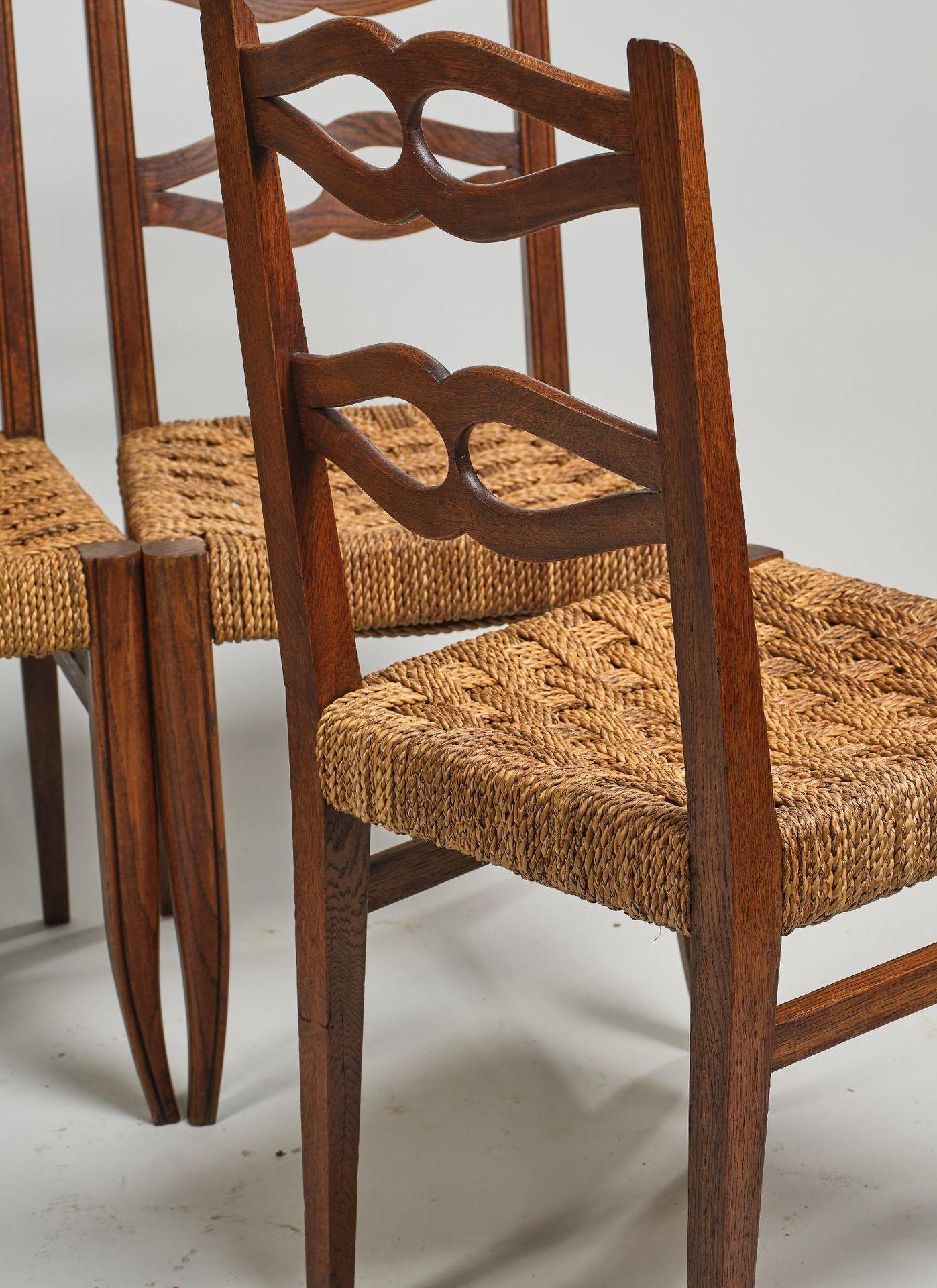 Français Suite de 6 intéressantes chaises en chêne et corde dans le style d'Audoux Minet. en vente