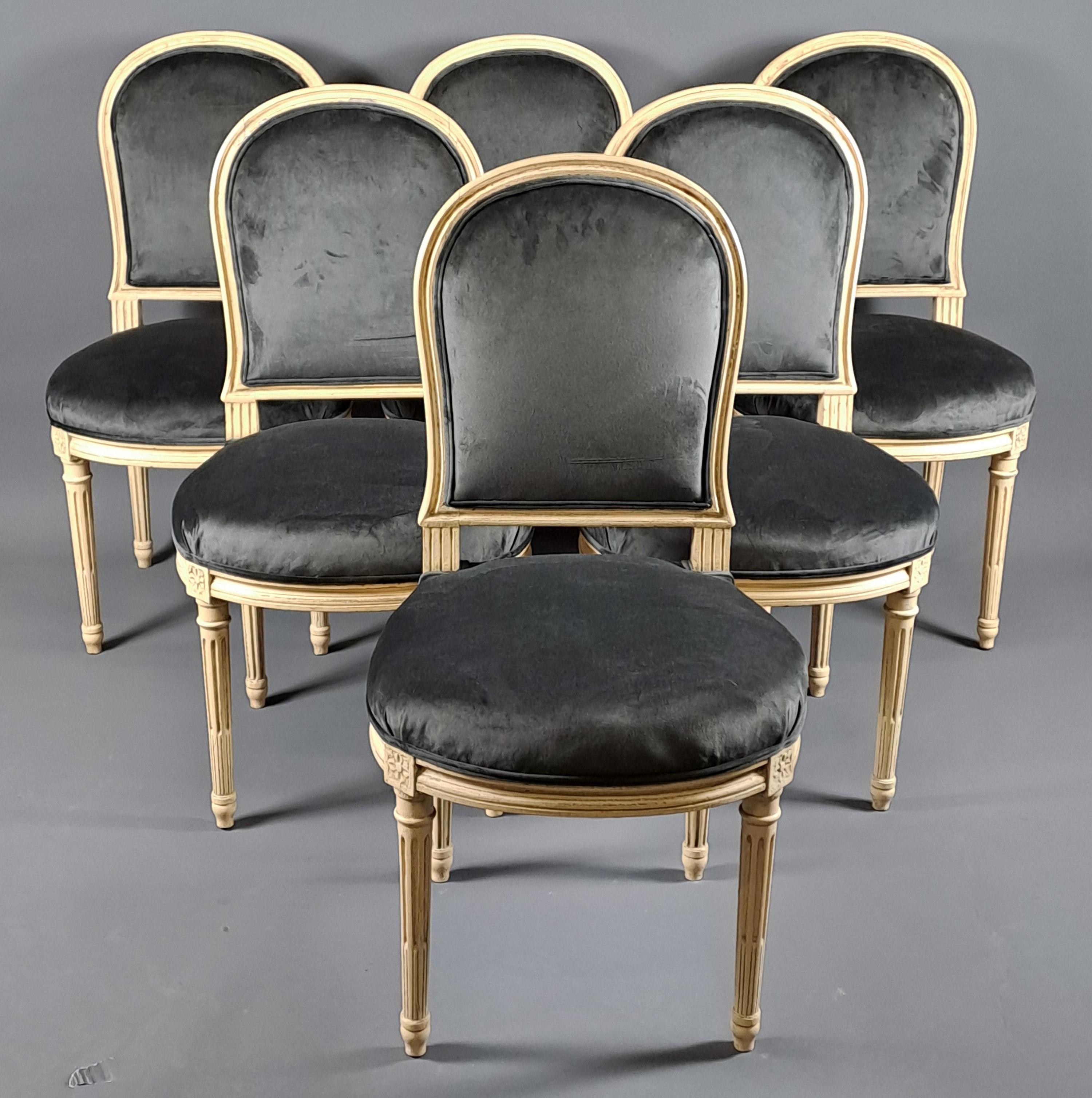 Suite de 6 chaises de style Louis XVI en bois laqué d'après un modèle de Jacob en vente 3