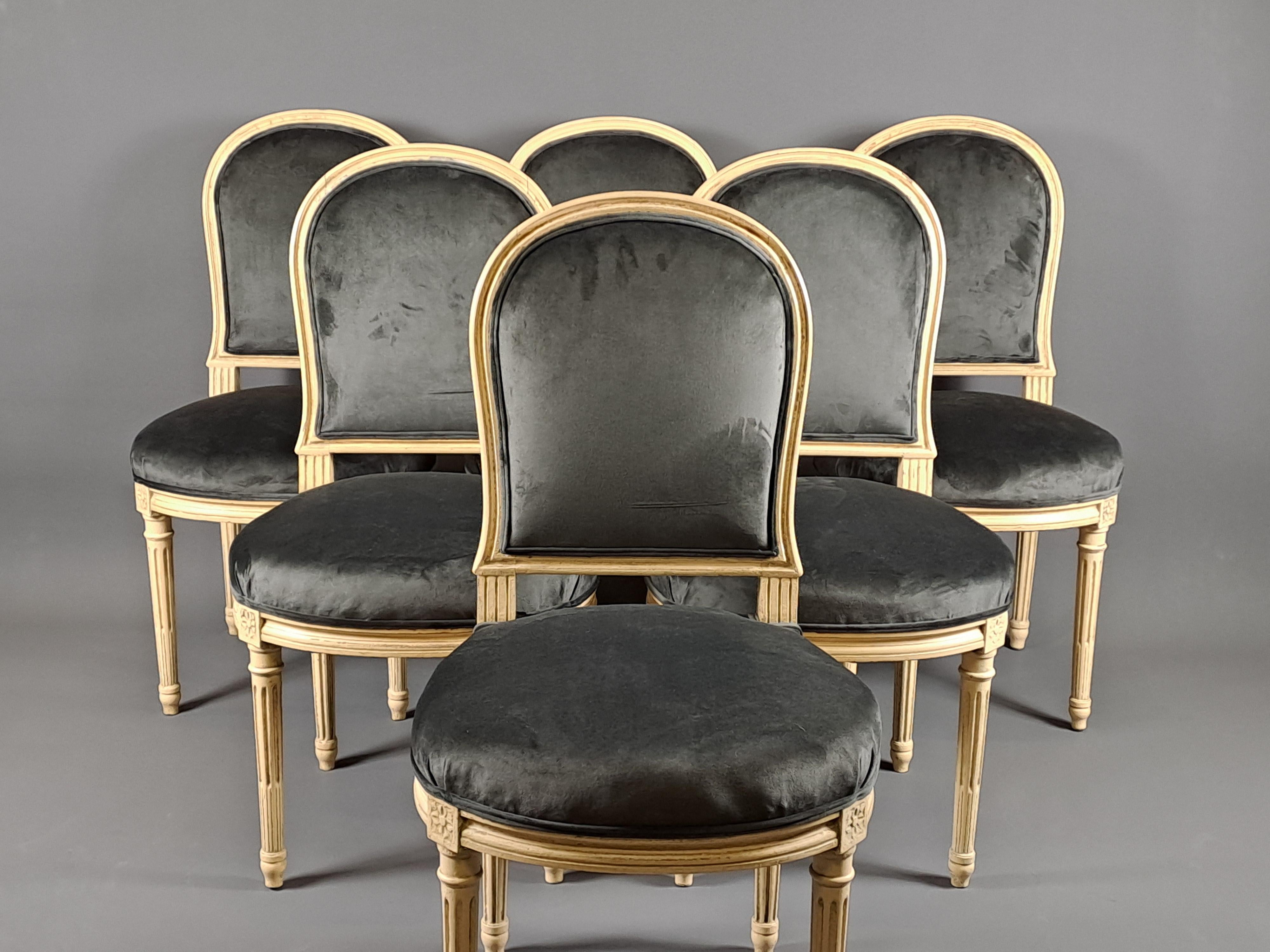 Ensemble de 6 chaises de style Louis XVI en bois laqué crème d'après un modèle de Jacob avec dossier en forme de montgolfière et grande assise oblongue.

Le tissu a été changé par notre tapissier, tissu style velours satiné de couleur marron taupe