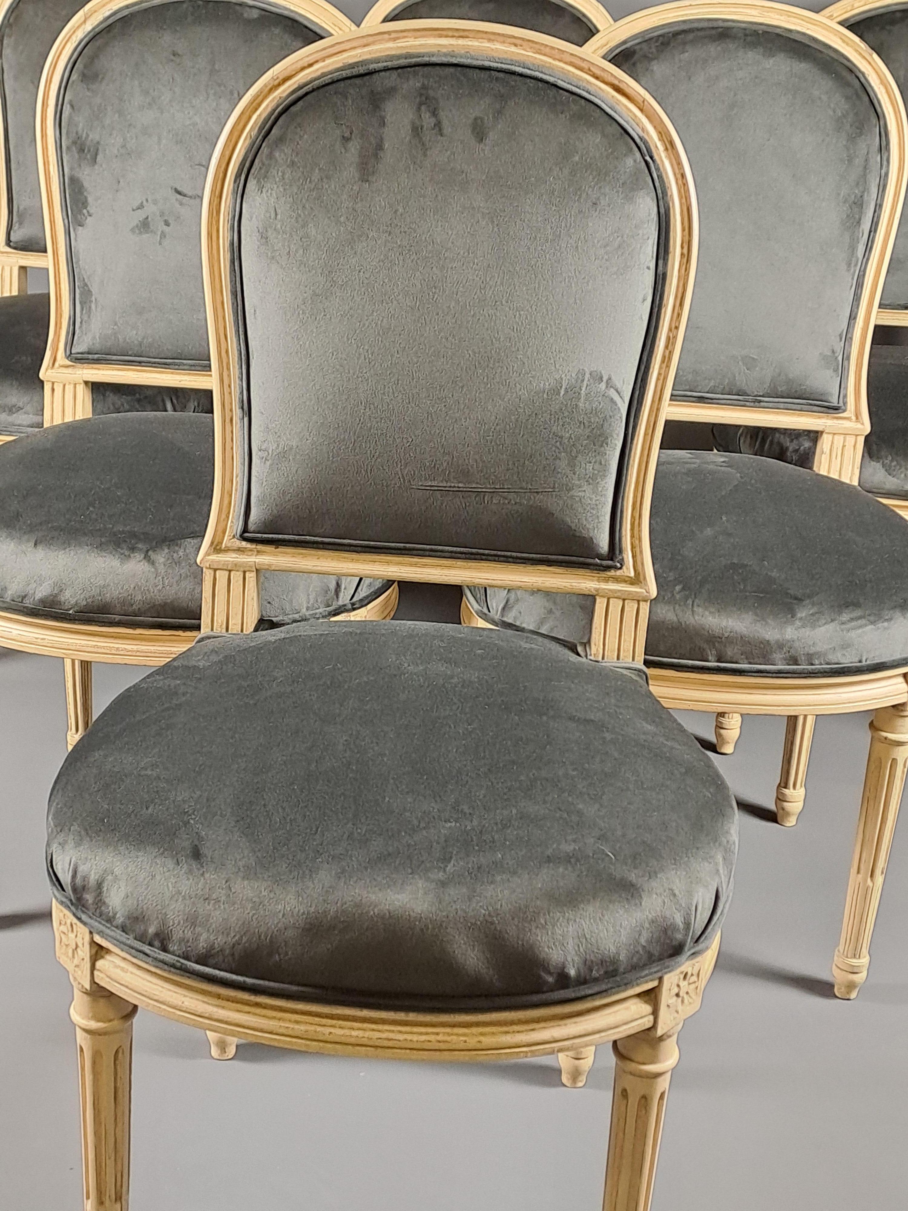 Français Suite de 6 chaises de style Louis XVI en bois laqué d'après un modèle de Jacob en vente