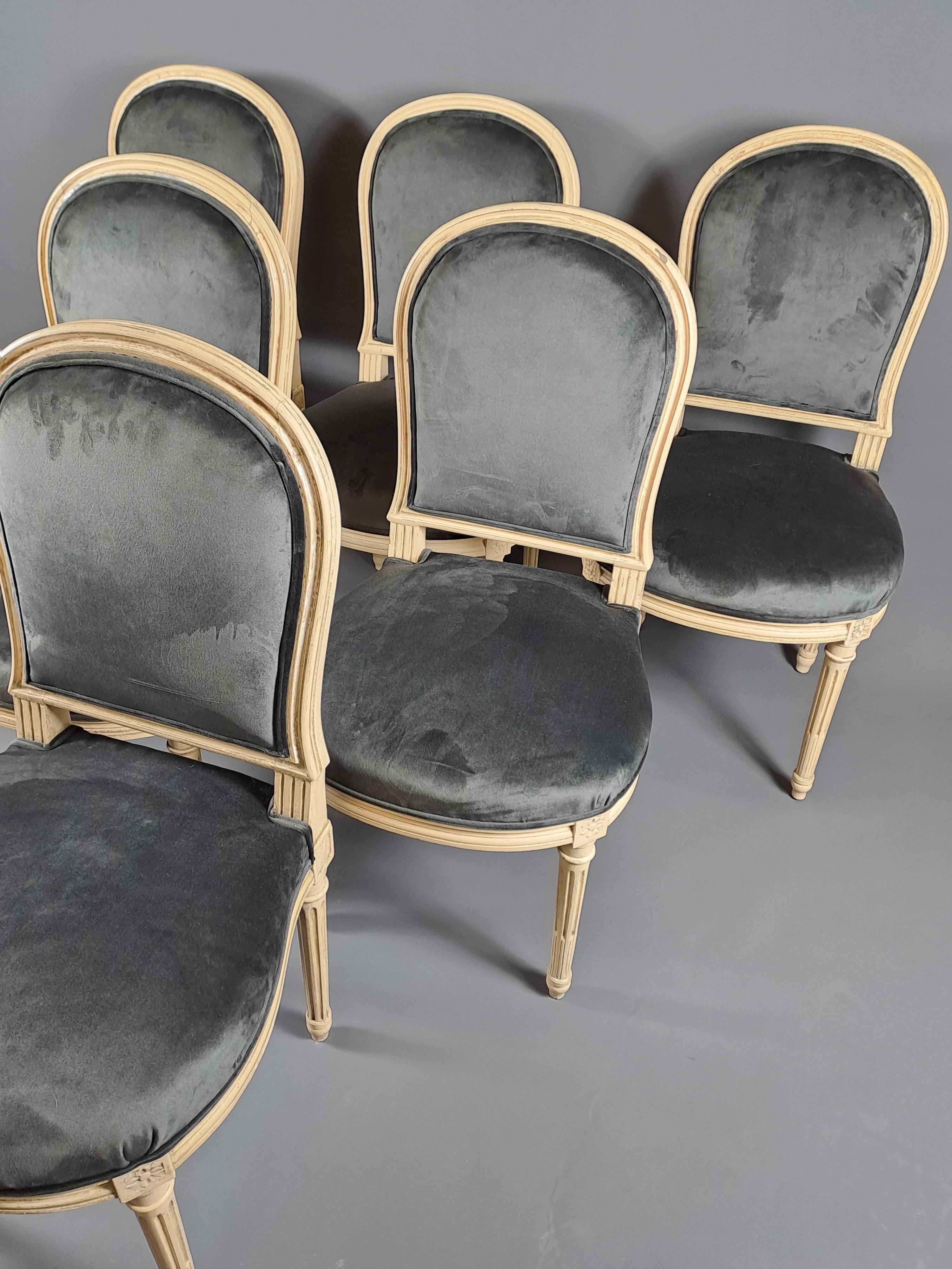 Bois Suite de 6 chaises de style Louis XVI en bois laqué d'après un modèle de Jacob en vente