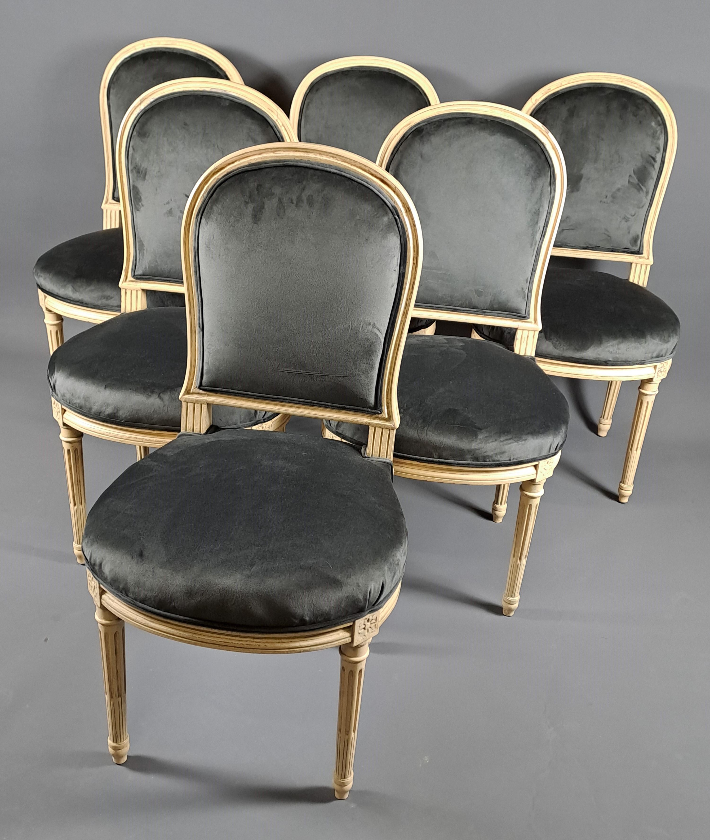 Suite de 6 chaises de style Louis XVI en bois laqué d'après un modèle de Jacob en vente 1