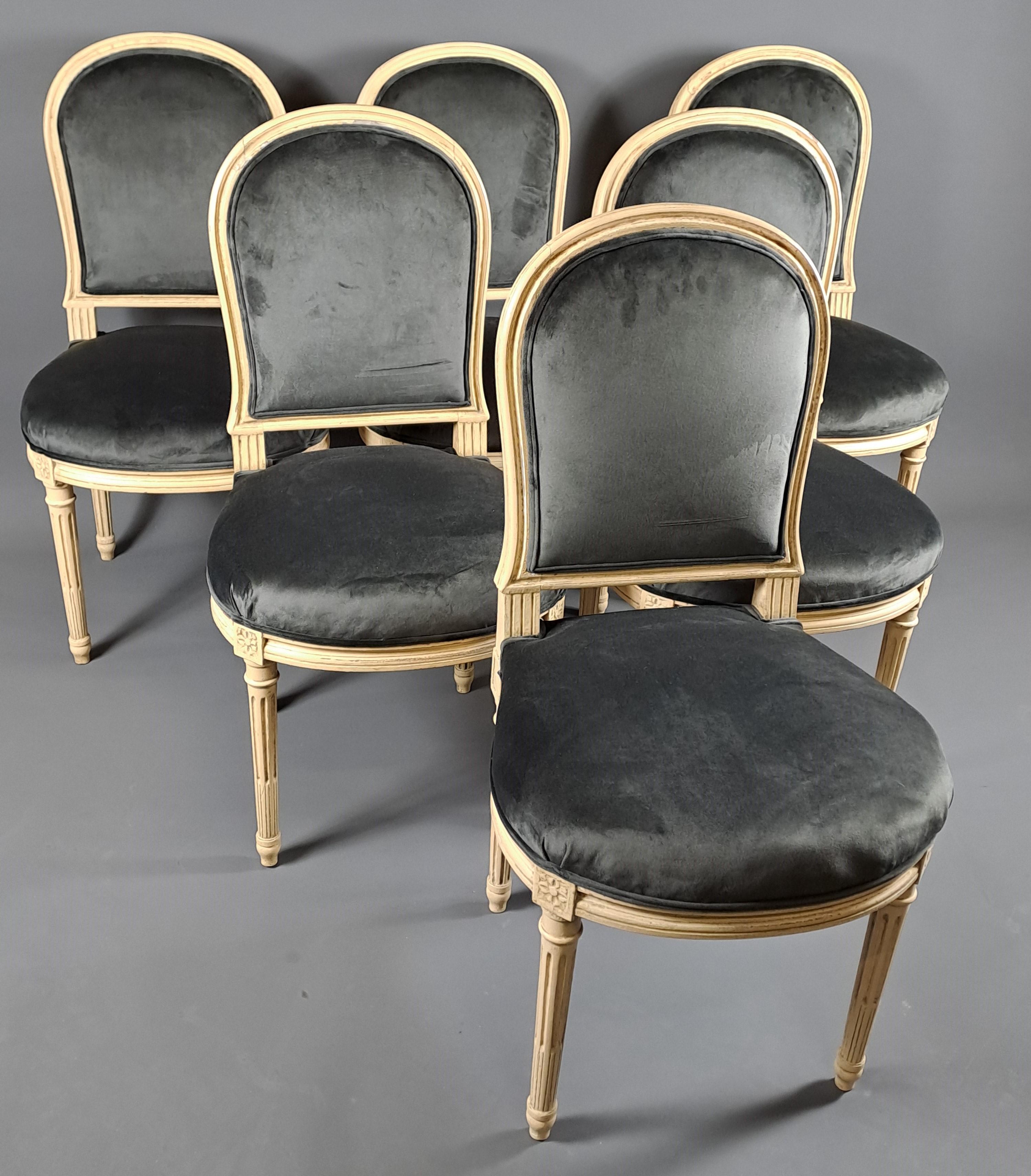 Suite de 6 chaises de style Louis XVI en bois laqué d'après un modèle de Jacob en vente 2