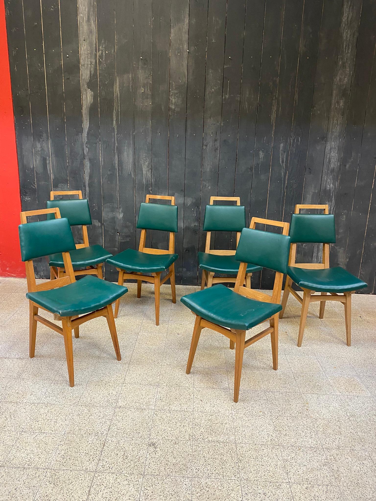 Suite of 6 oak chairs, circa 1950.
Good general condition, but chairs to be glued and upholstery to be changed.