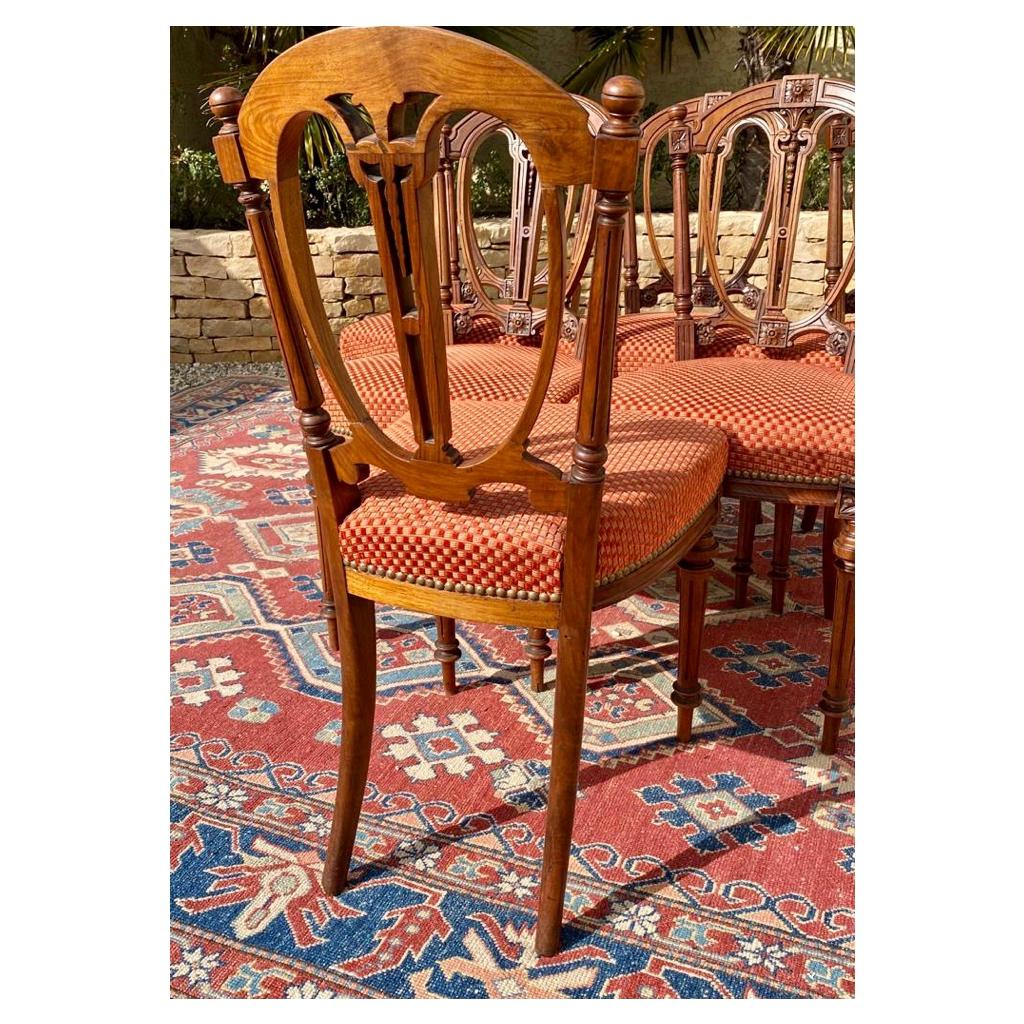 Suite de 6 chaises en noyer, style Louis XVI, 19ème siècle en vente 4