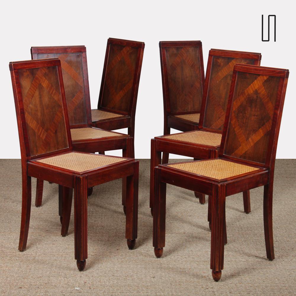Este conjunto de 6 sillas de madera data de los años 30-40. El asiento es de caña. La parte posterior presenta un diseño geométrico de marquetería. Están en buen estado.
