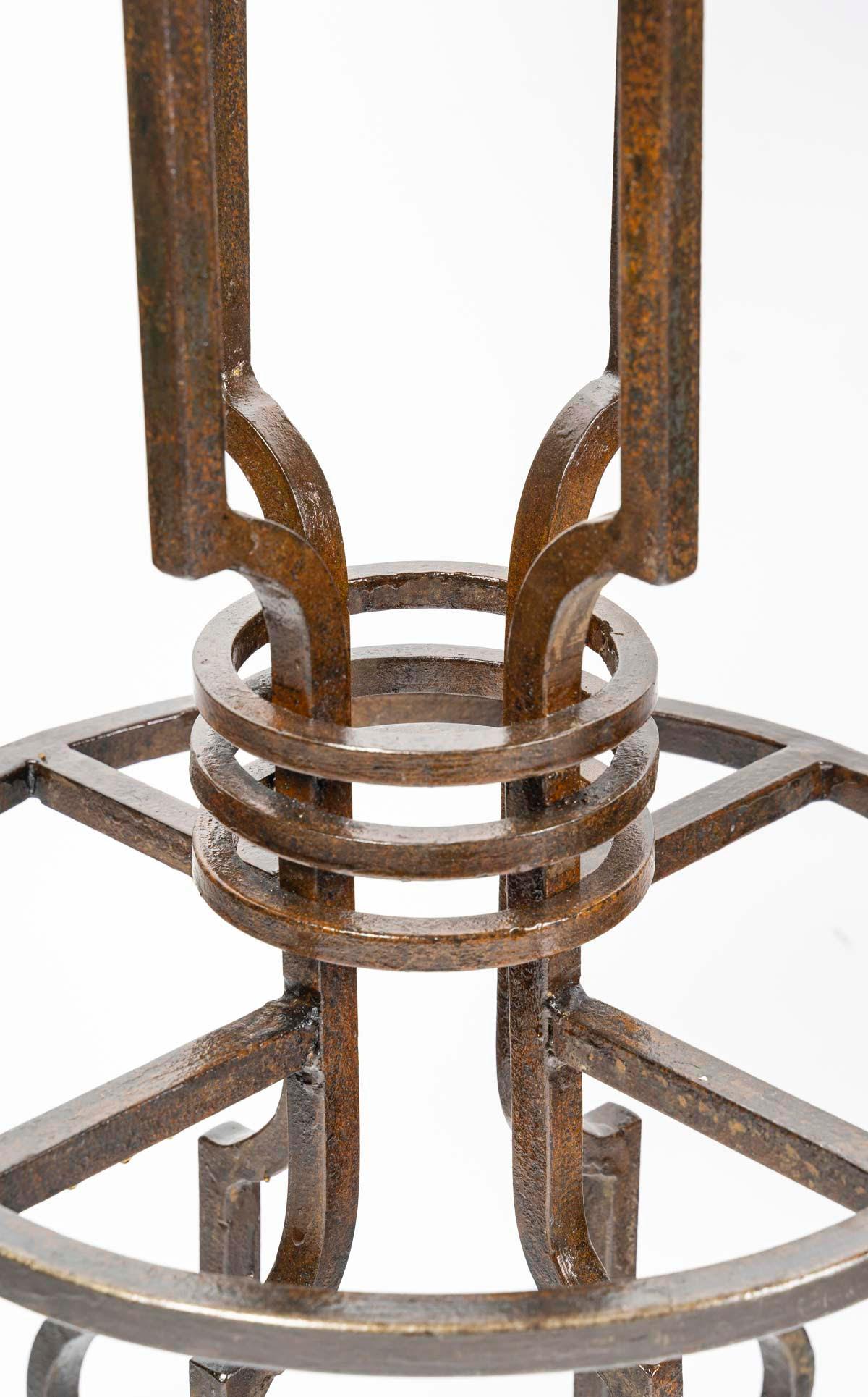 Français Suite de 7 tabourets en fer forgé et tapisserie, 20e siècle, 1950-1960. en vente