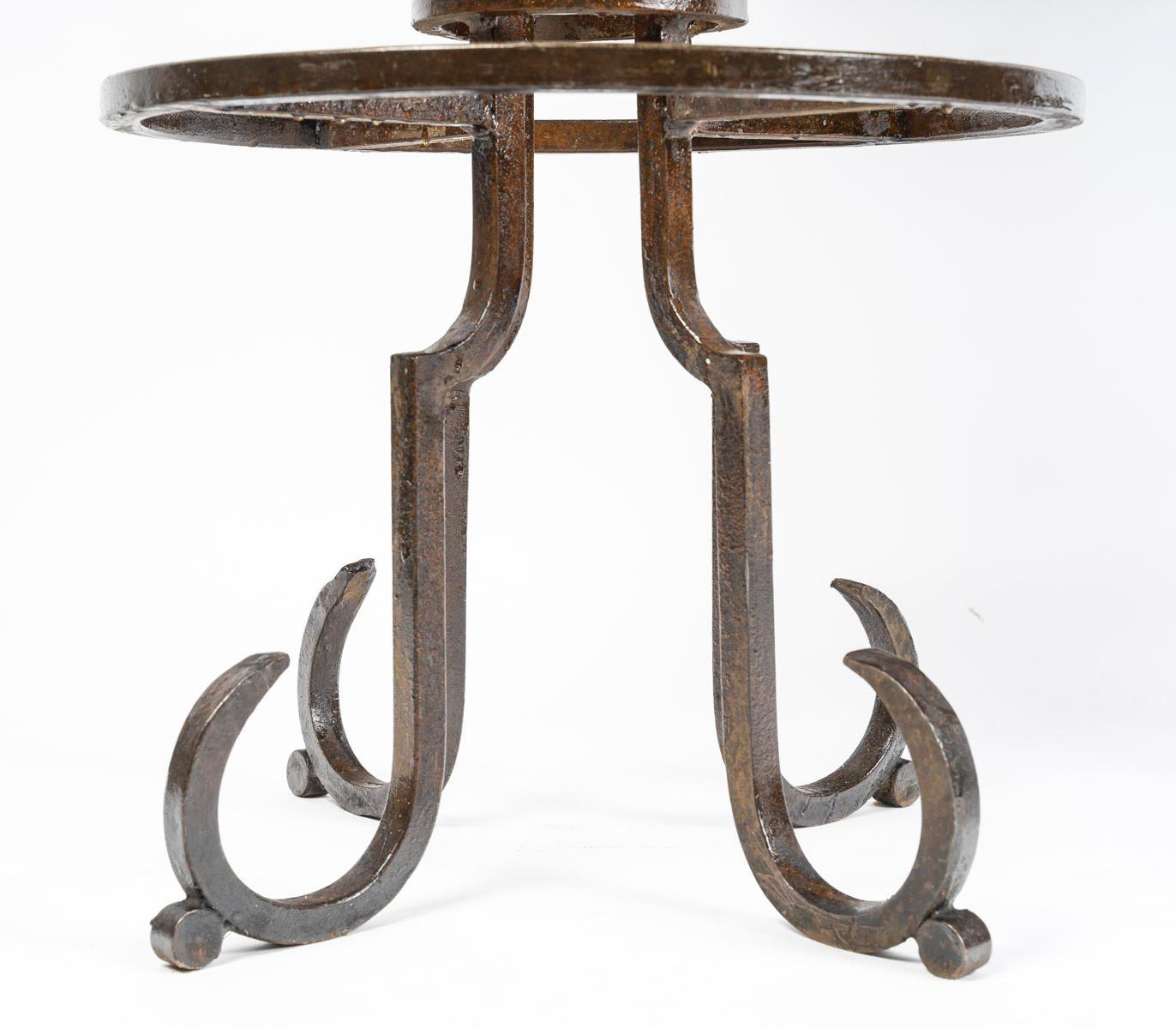 20ième siècle Suite de 7 tabourets en fer forgé et tapisserie, 20e siècle, 1950-1960. en vente