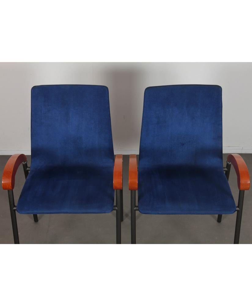 Suite von 8 Pigalle-Stühlen von Pierangelo Caramia für den Verlag XO. Das Modell stammt aus dem Jahr 1990. Es wurde für das Café Pigale in Paris entworfen. Der Stoff ist original. 