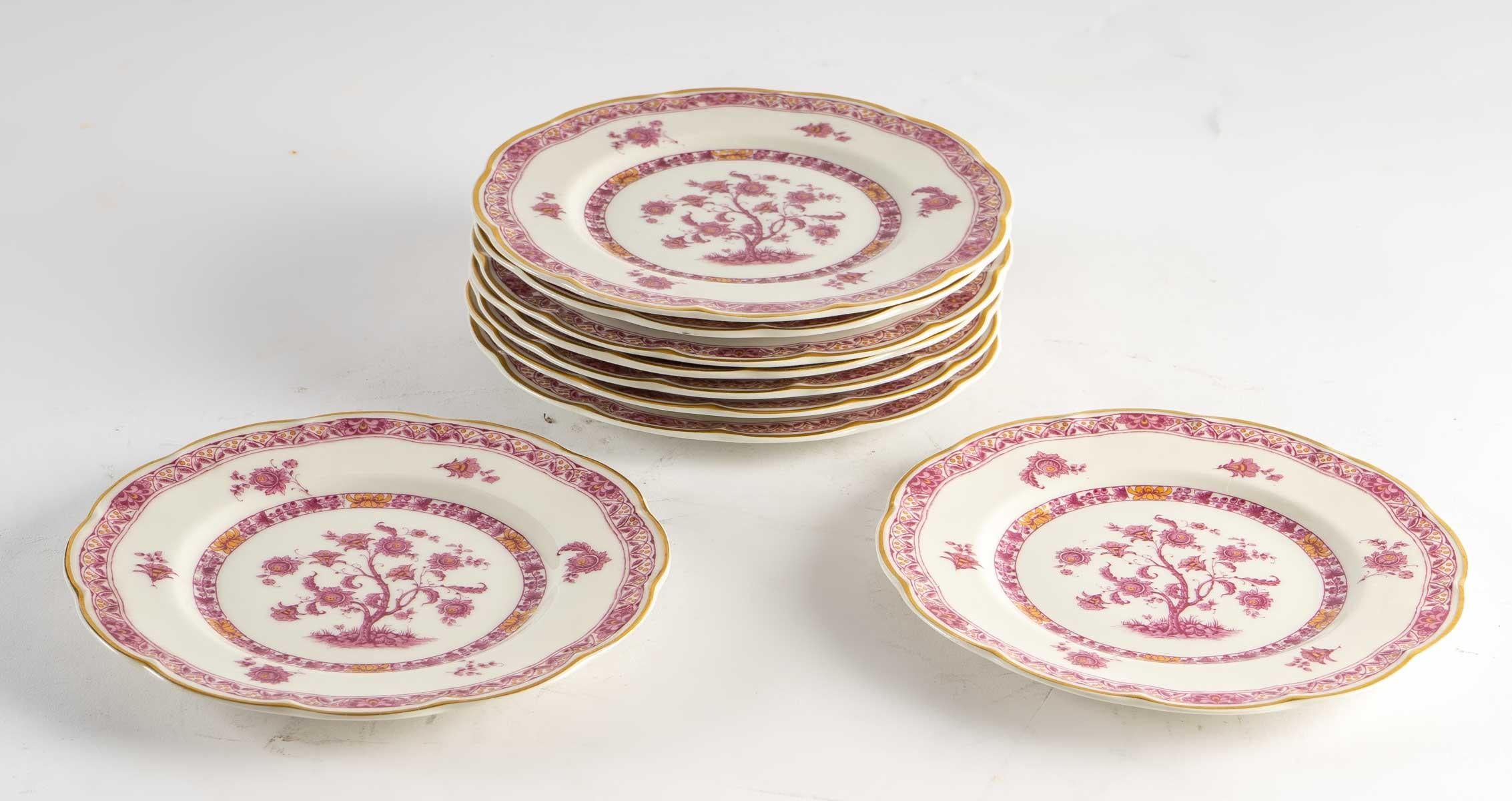 Suite de 9 assiettes à dessert en porcelaine par Theodore Haviland, Limoges, France. 20e siècle
Mesures : H : 1 cm, D : 19 cm.