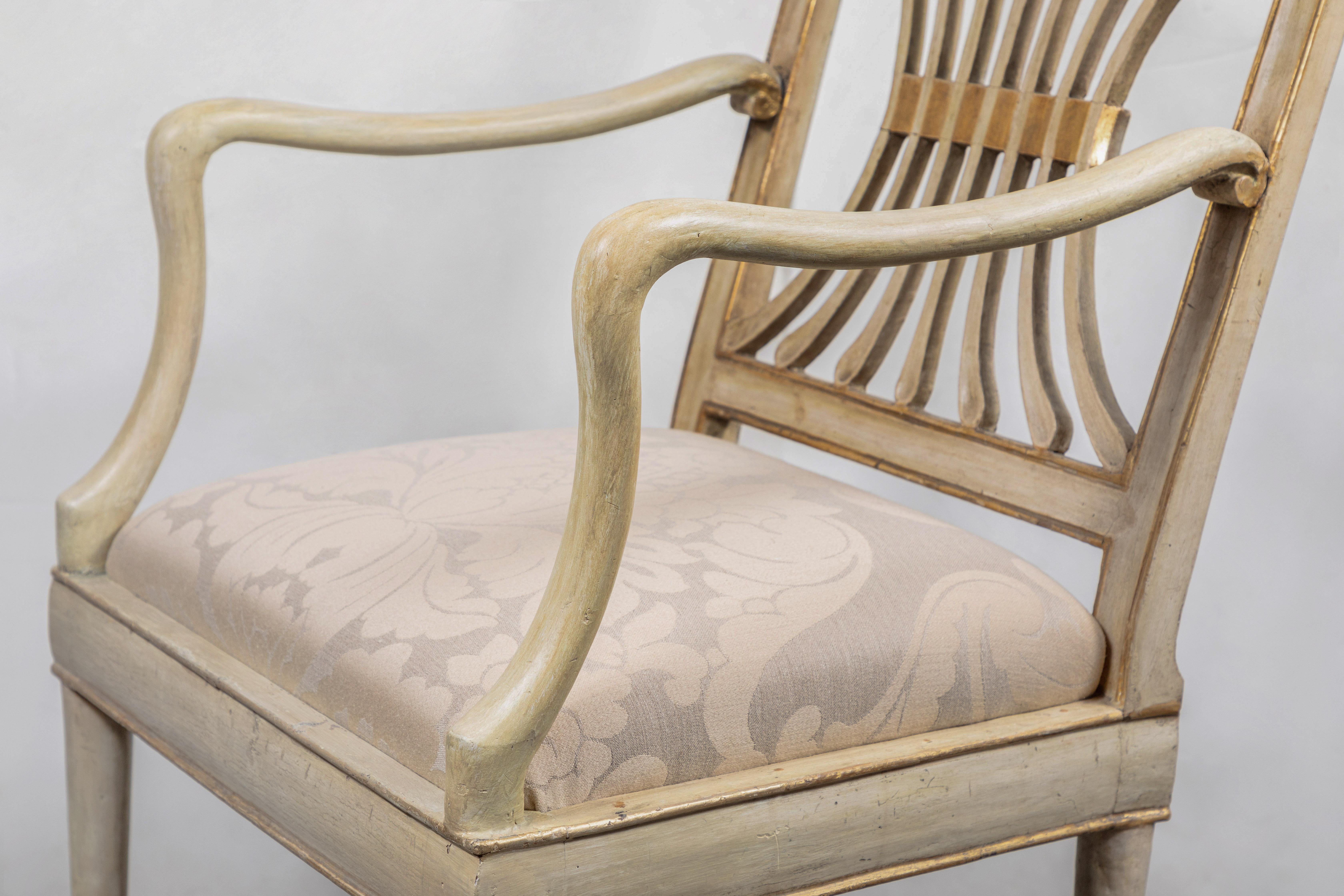 Suite aus antik lackierten Stühlen (Stoff) im Angebot