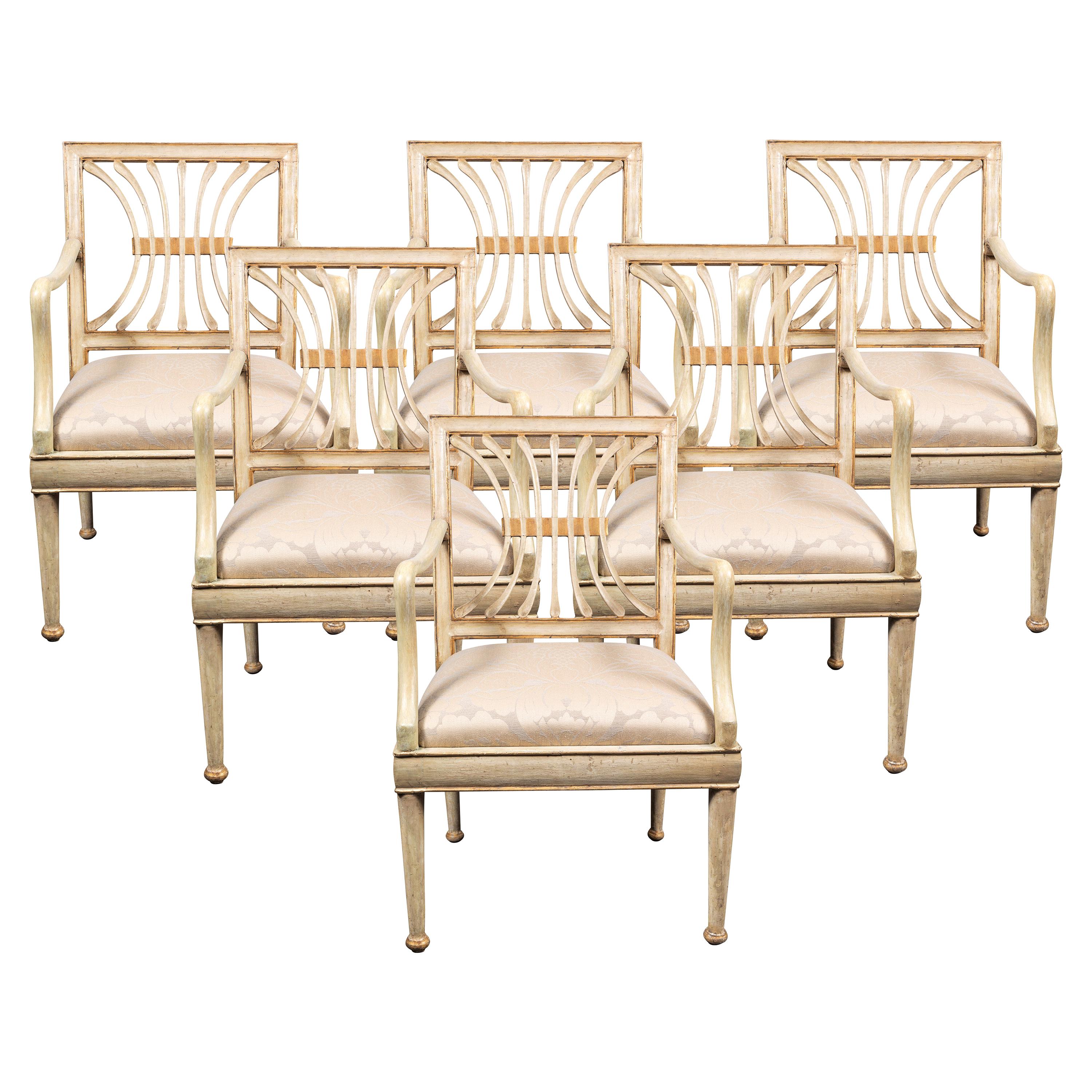 Suite aus antik lackierten Stühlen im Angebot