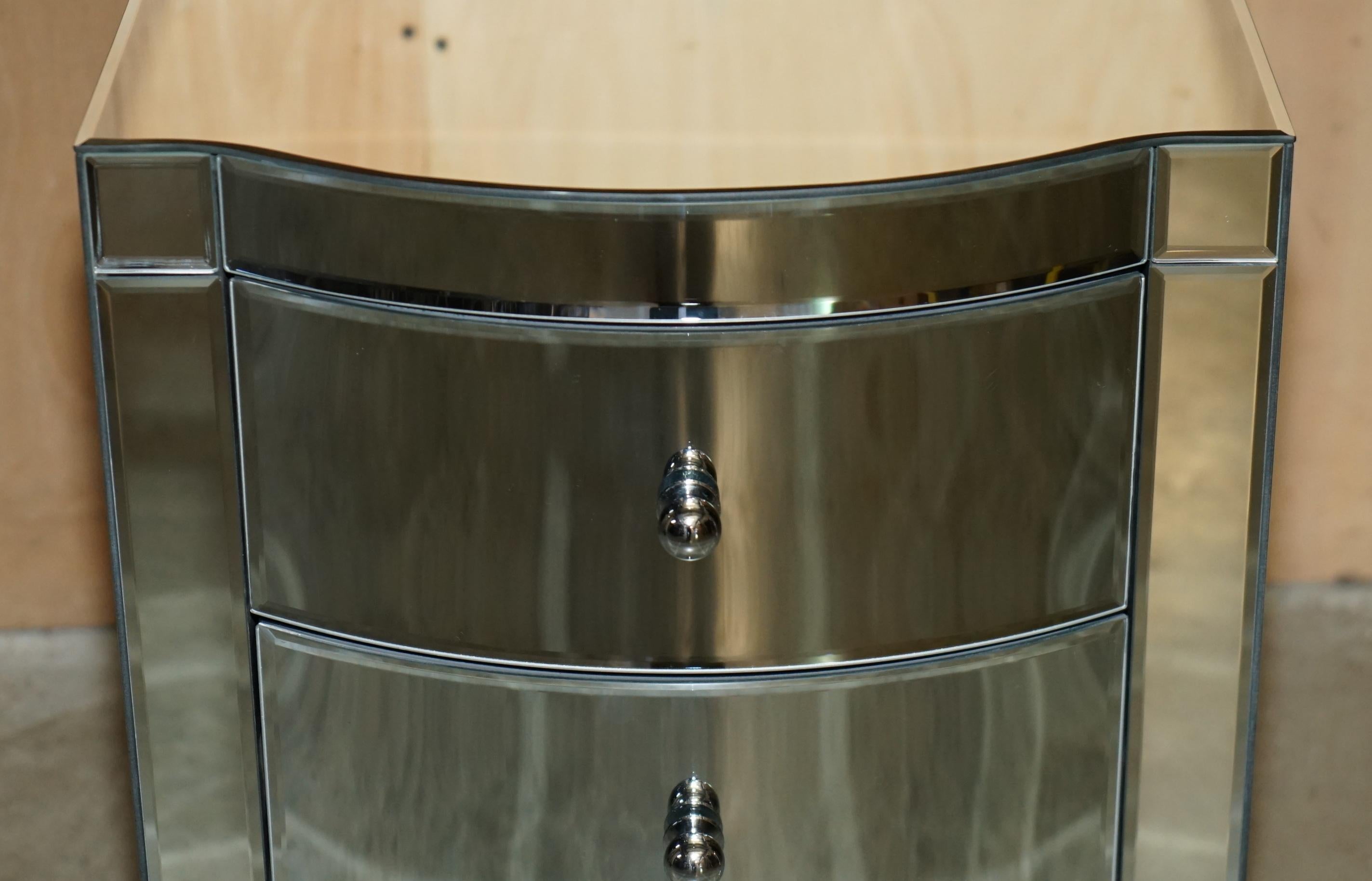 BOW FRONTED MIRRORED GLASS CHEST OF DRAWERS WITH PAIR OF SIDE TABLES im Angebot 7