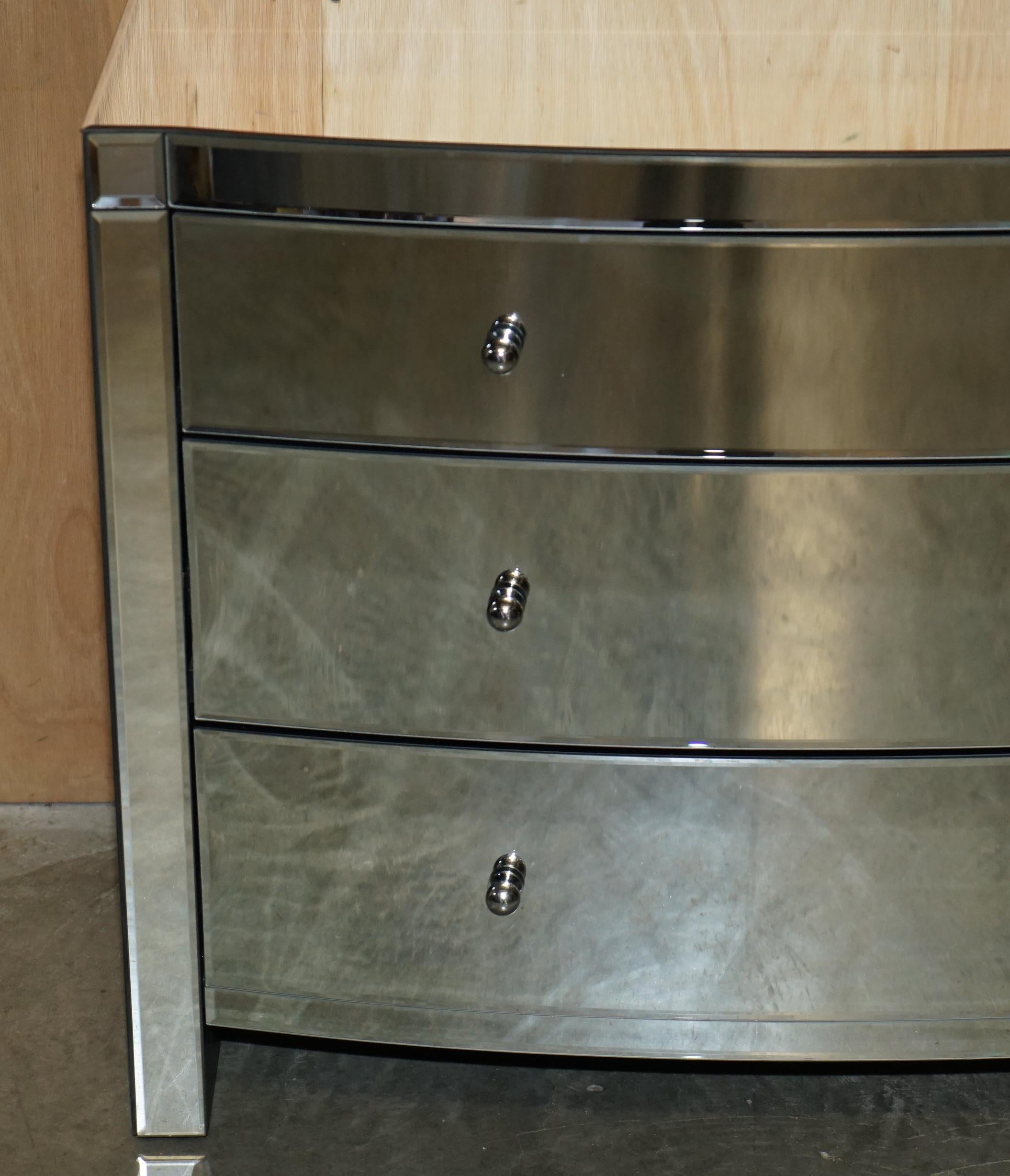 BOW FRONTED MIRRORED GLASS CHEST OF DRAWERS WITH PAIR OF SIDE TABLES (Art déco) im Angebot