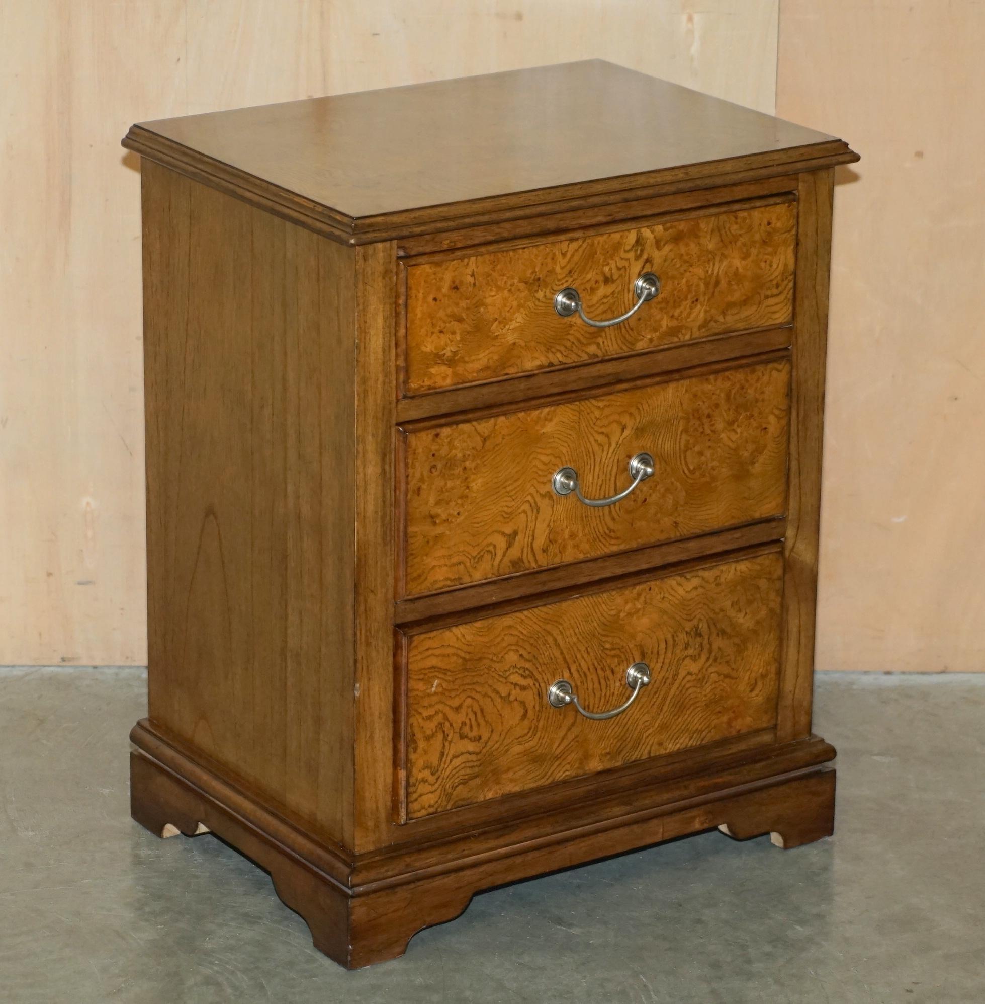 SUiTE OF BURR ELM BEDROOM CHEST OF DRAWERS & PAIR OF BEDSIDE TABLE NIGHTSTANDS For Sale 2
