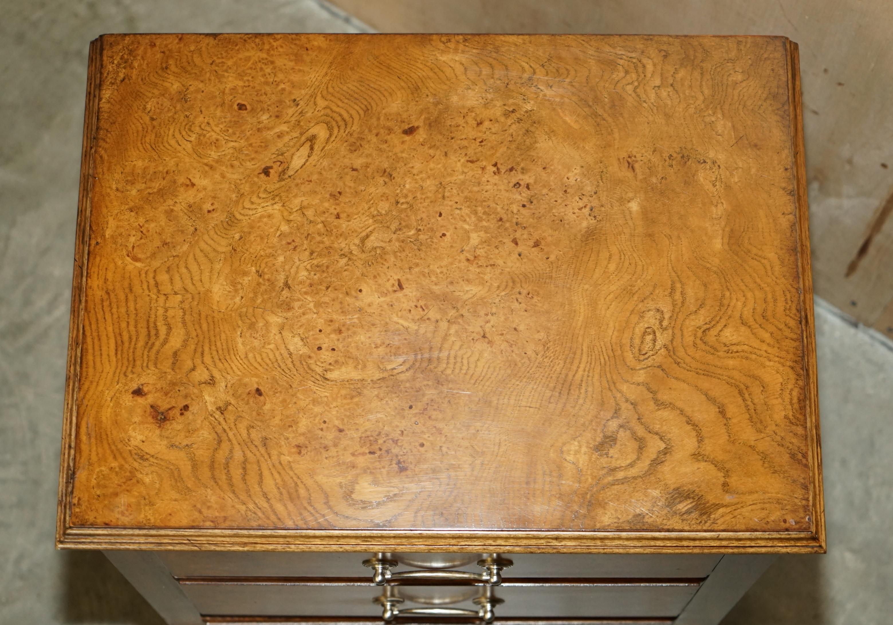 SUiTE OF BURR ELM BEDROOM CHEST OF DRAWERS & PAIR OF BEDSIDE TABLE NIGHTSTANDS For Sale 3