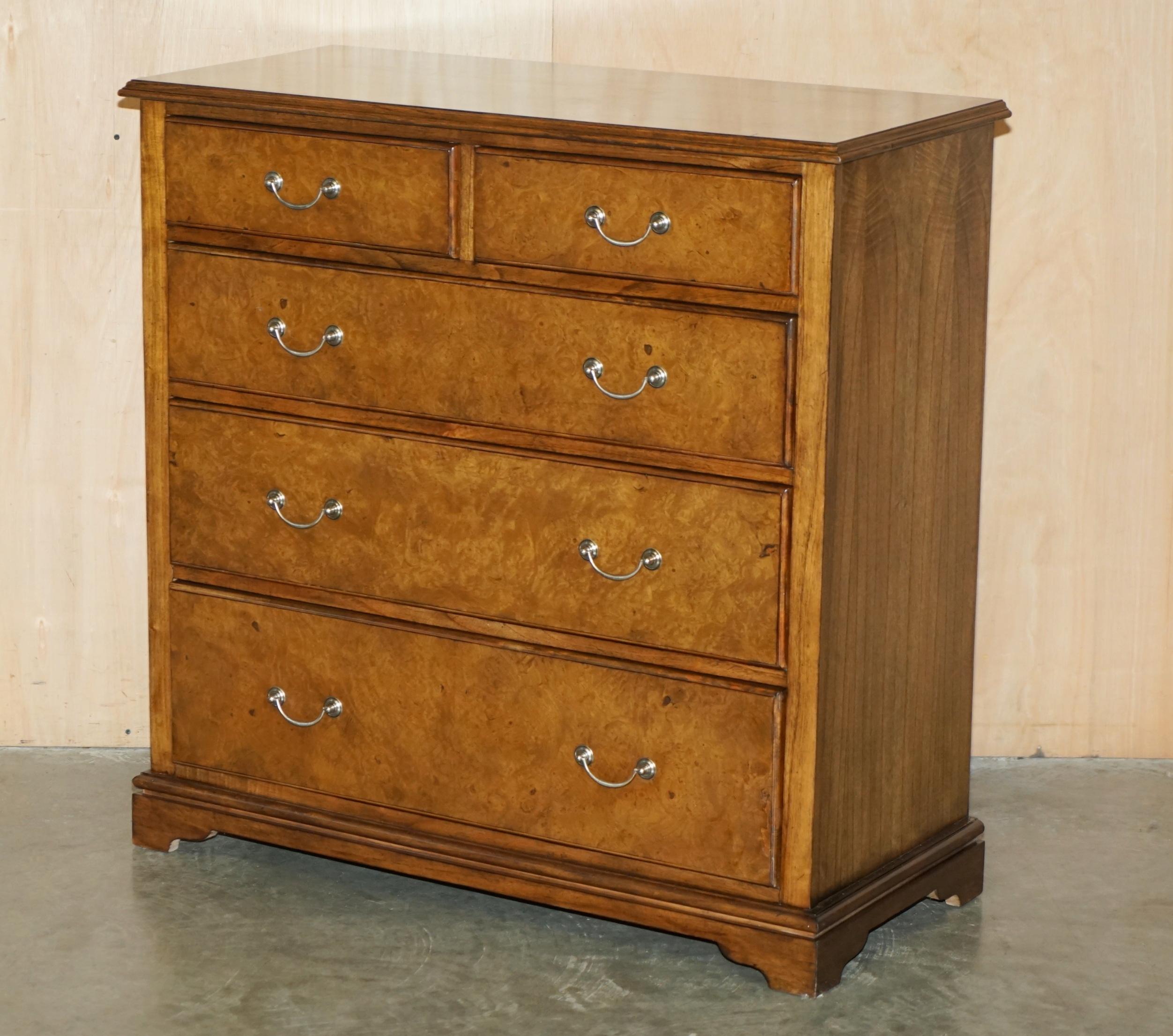 SUiTE OF BURR ELM BEDROOM CHEST OF DRAWERS & PAIR OF BEDSIDE TABLE NIGHTSTANDS For Sale 4