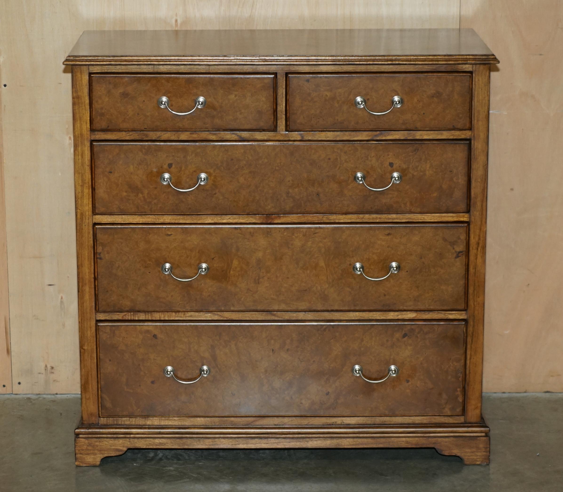 SUiTE OF BURR ELM BEDROOM CHEST OF DRAWERS & PAIR OF BEDSIDE TABLE NIGHTSTANDS For Sale 6