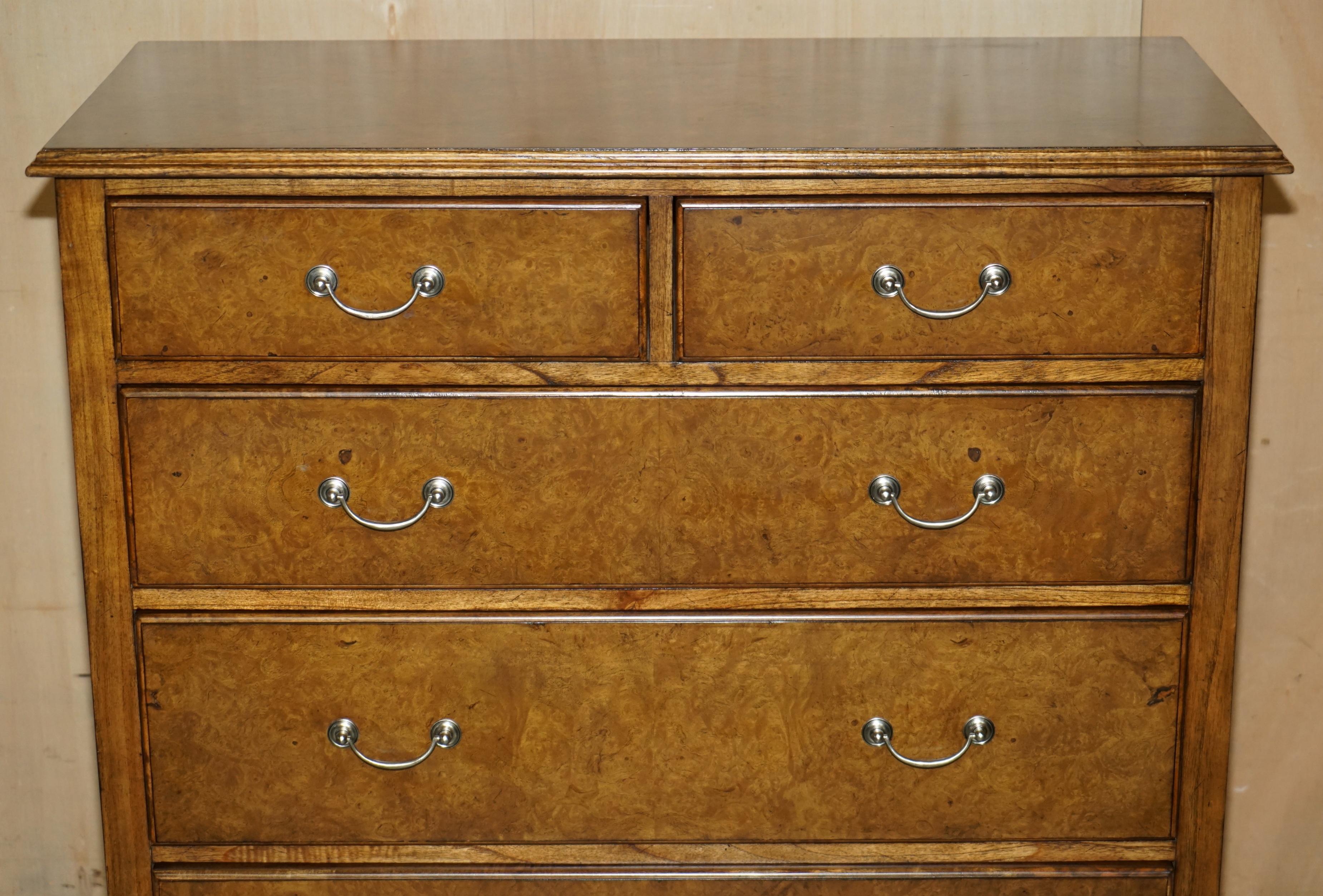 SUiTE OF BURR ELM BEDROOM CHEST OF DRAWERS & PAIR OF BEDSIDE TABLE NIGHTSTANDS For Sale 7