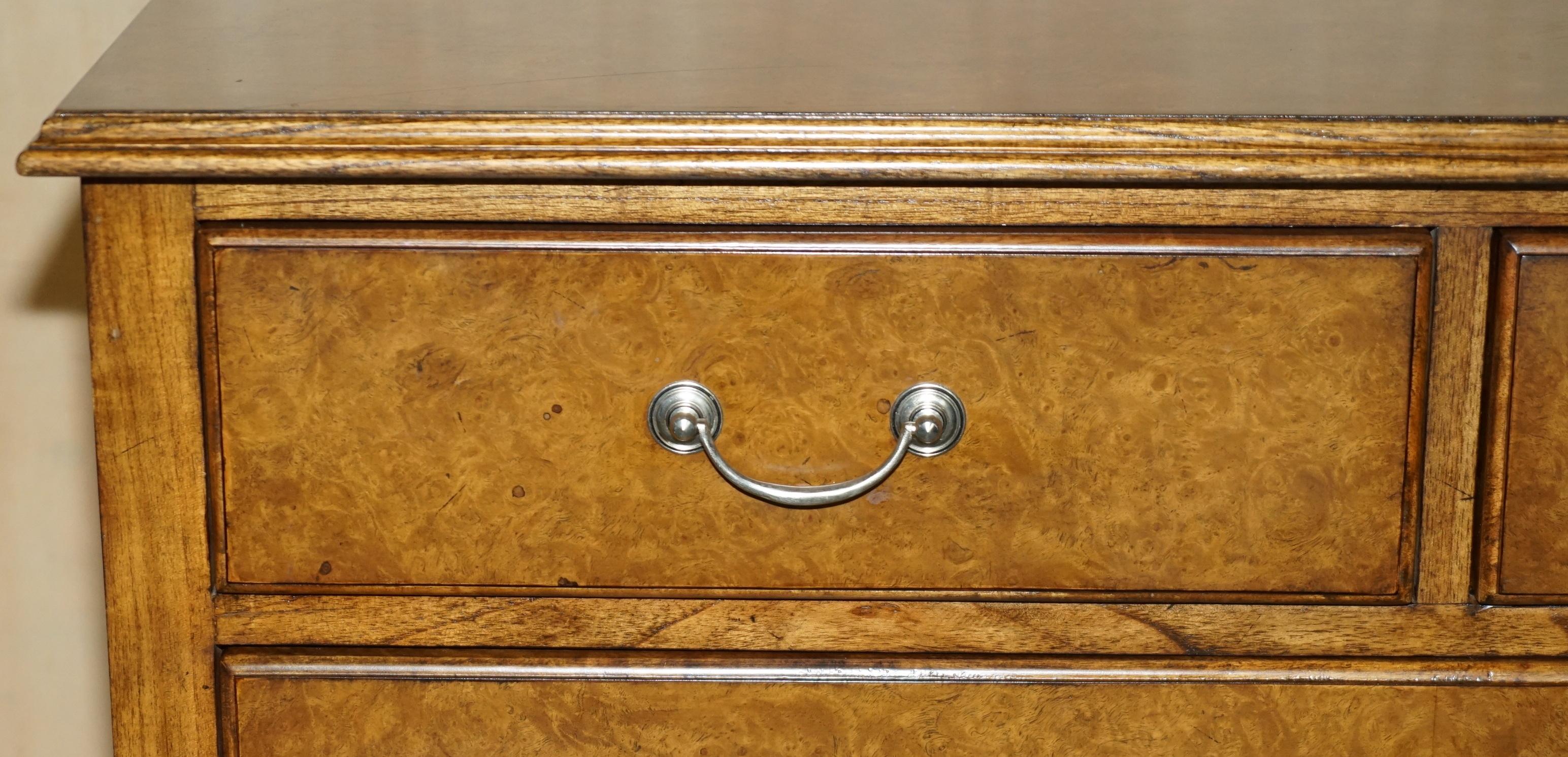 SUiTE OF BURR ELM BEDROOM CHEST OF DRAWERS & PAIR OF BEDSIDE TABLE NIGHTSTANDS For Sale 7