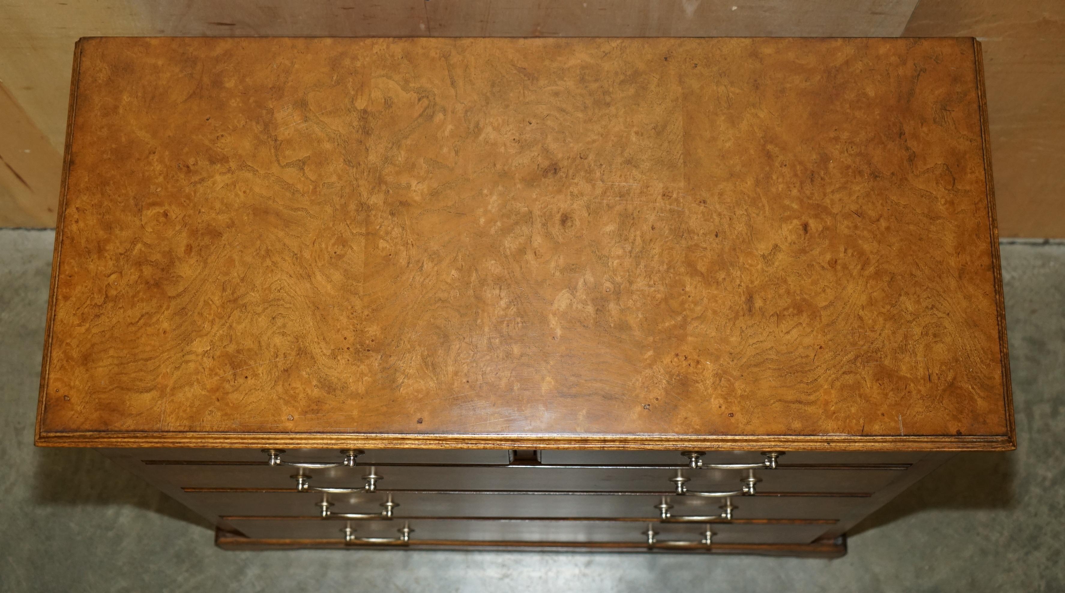 SUiTE OF BURR ELM BEDROOM CHEST OF DRAWERS & PAIR OF BEDSIDE TABLE NIGHTSTANDS For Sale 8