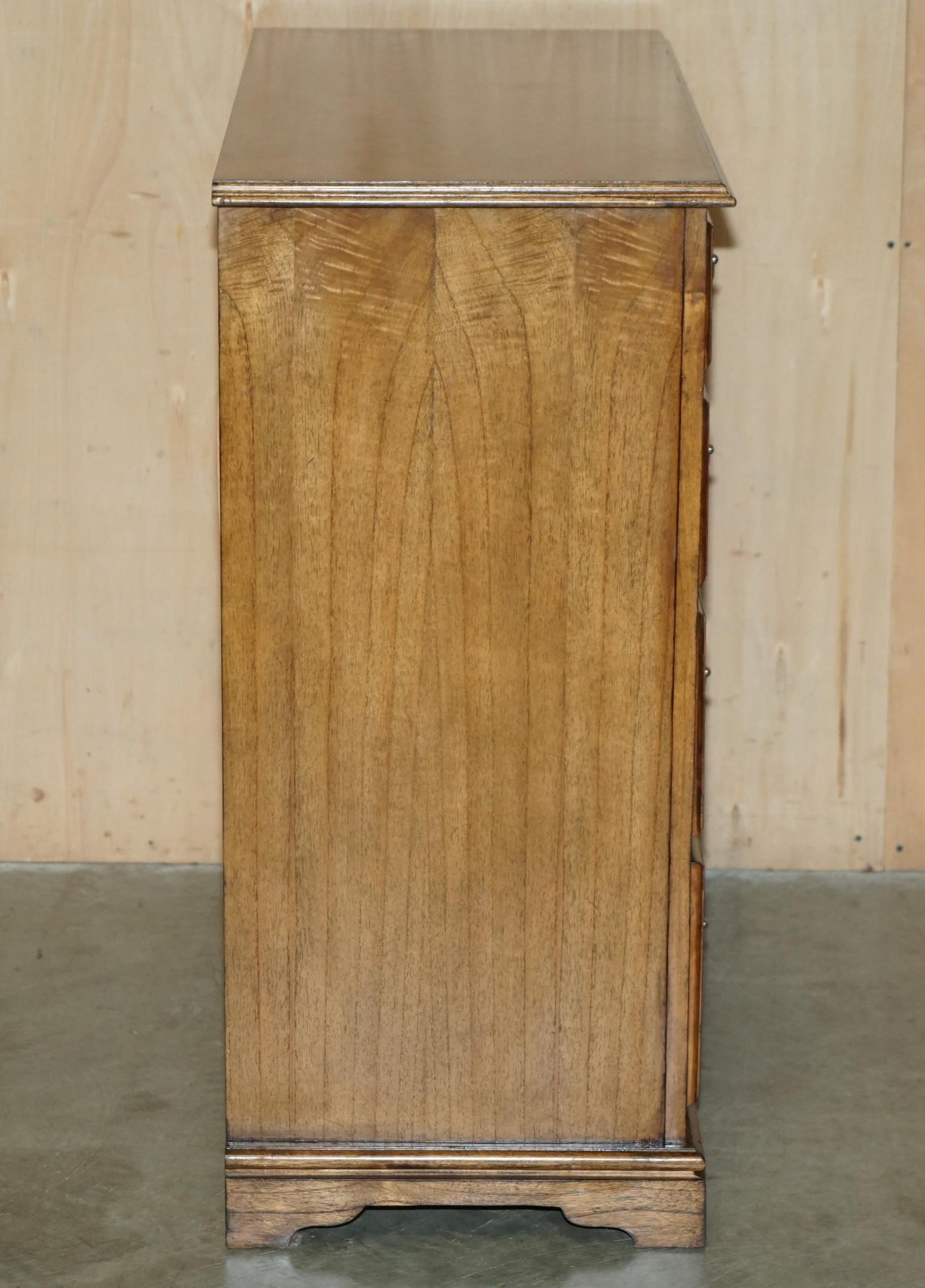 SUiTE OF BURR ELM BEDROOM CHEST OF DRAWERS & PAIR OF BEDSIDE TABLE NIGHTSTANDS For Sale 9