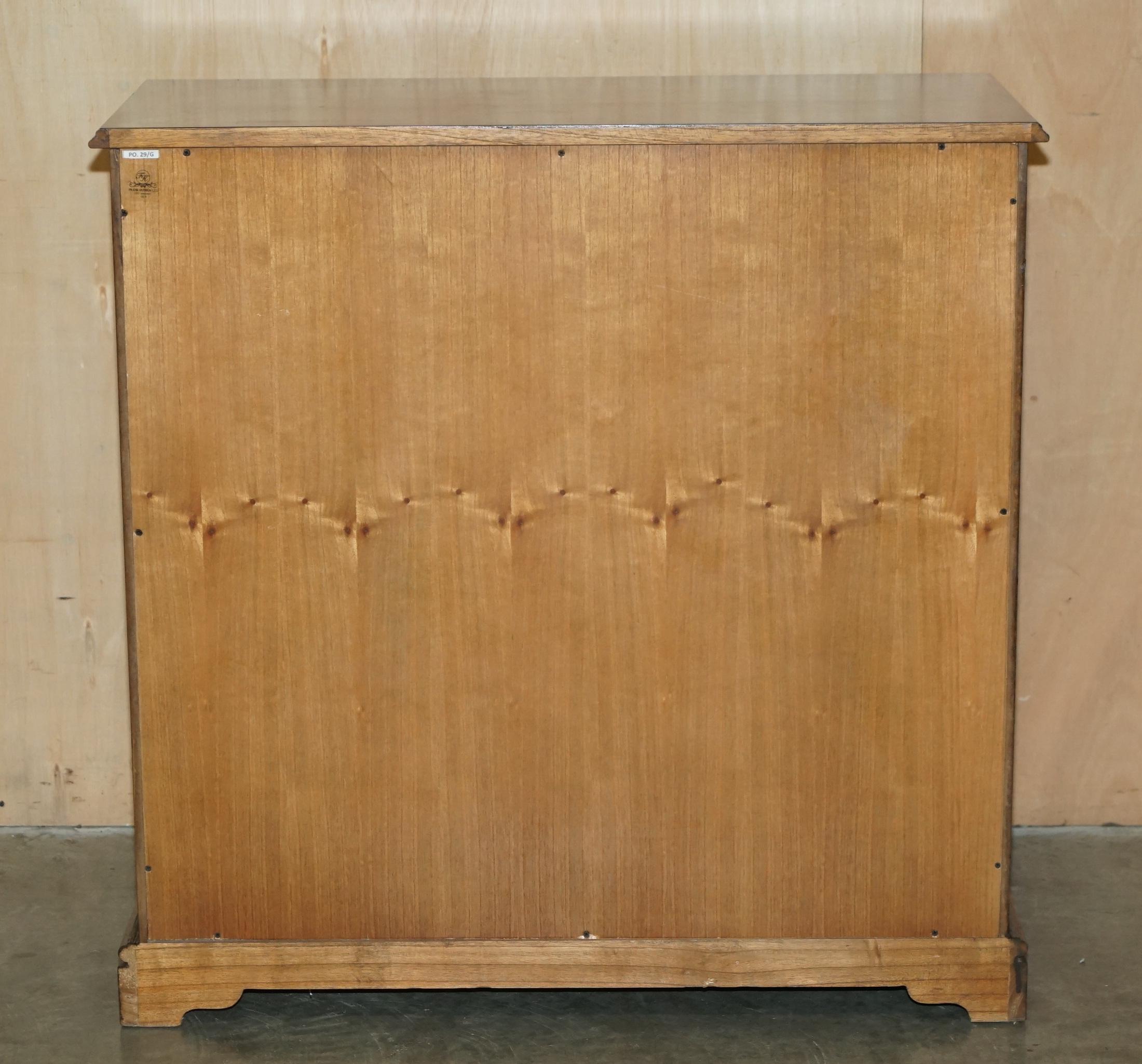 SUiTE OF BURR ELM BEDROOM CHEST OF DRAWERS & PAIR OF BEDSIDE TABLE NIGHTSTANDS For Sale 10