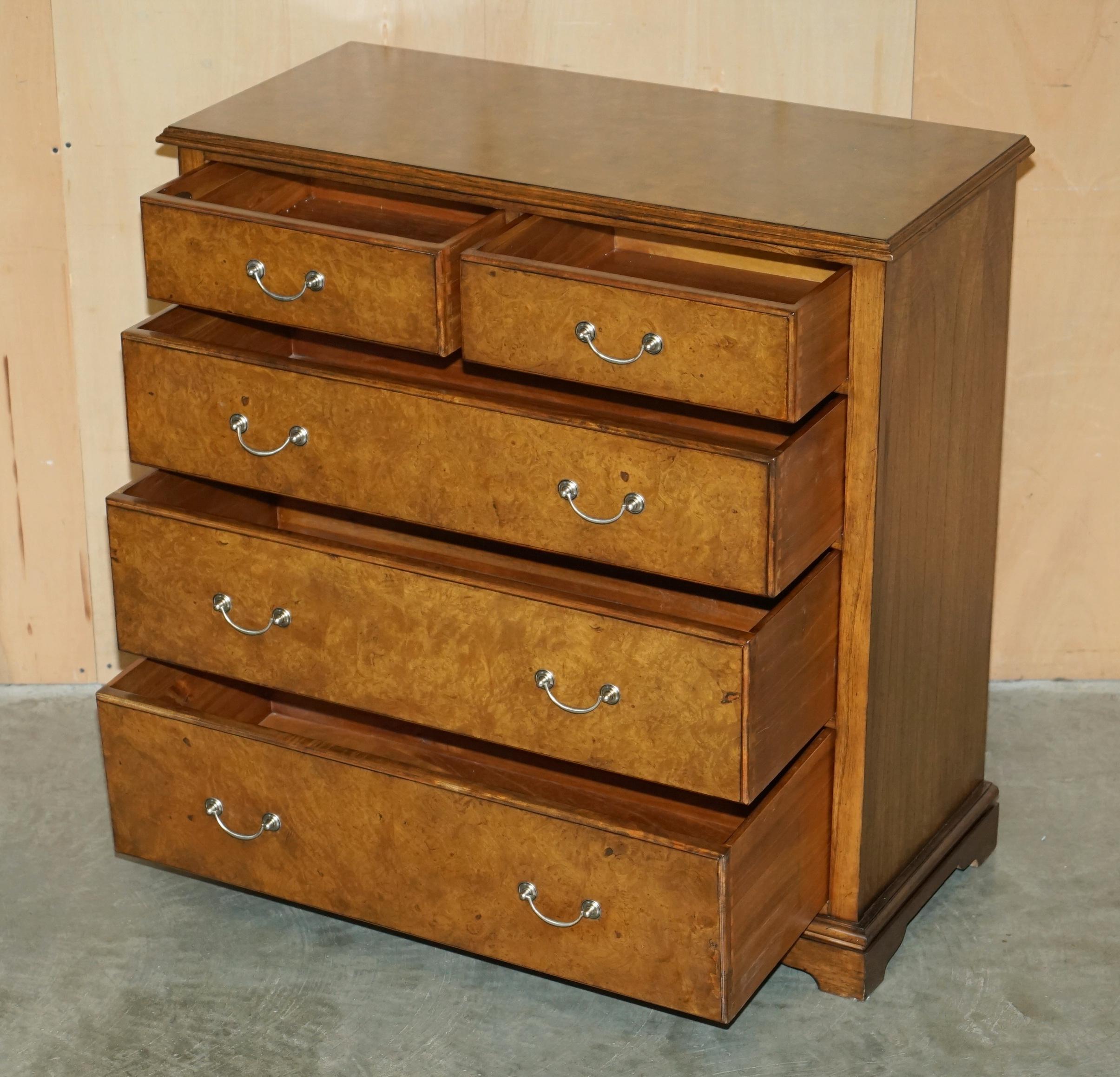 SUiTE OF BURR ELM BEDROOM CHEST OF DRAWERS & PAIR OF BEDSIDE TABLE NIGHTSTANDS For Sale 11