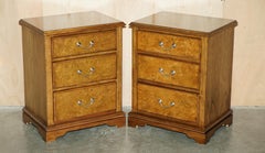 SUiTE OF BURR ELM BEDROOM CHEST OF DRAWERS & PAIR OF BEDSIDE TABLE NIGHTSTANDS