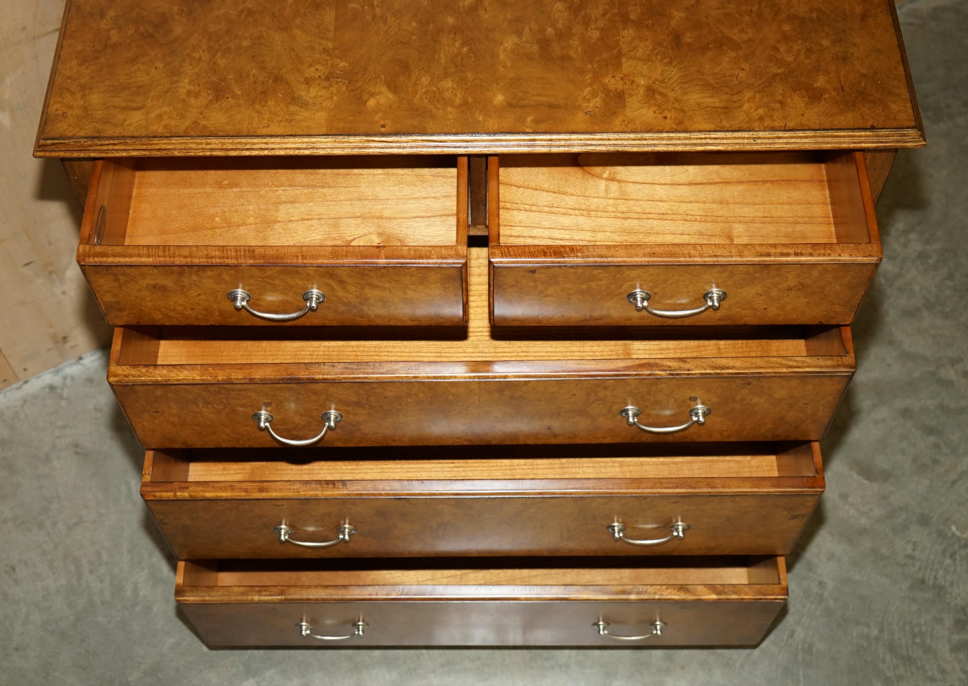 SUiTE OF BURR ELM BEDROOM CHEST OF DRAWERS & PAIR OF BEDSIDE TABLE NIGHTSTANDS For Sale 13
