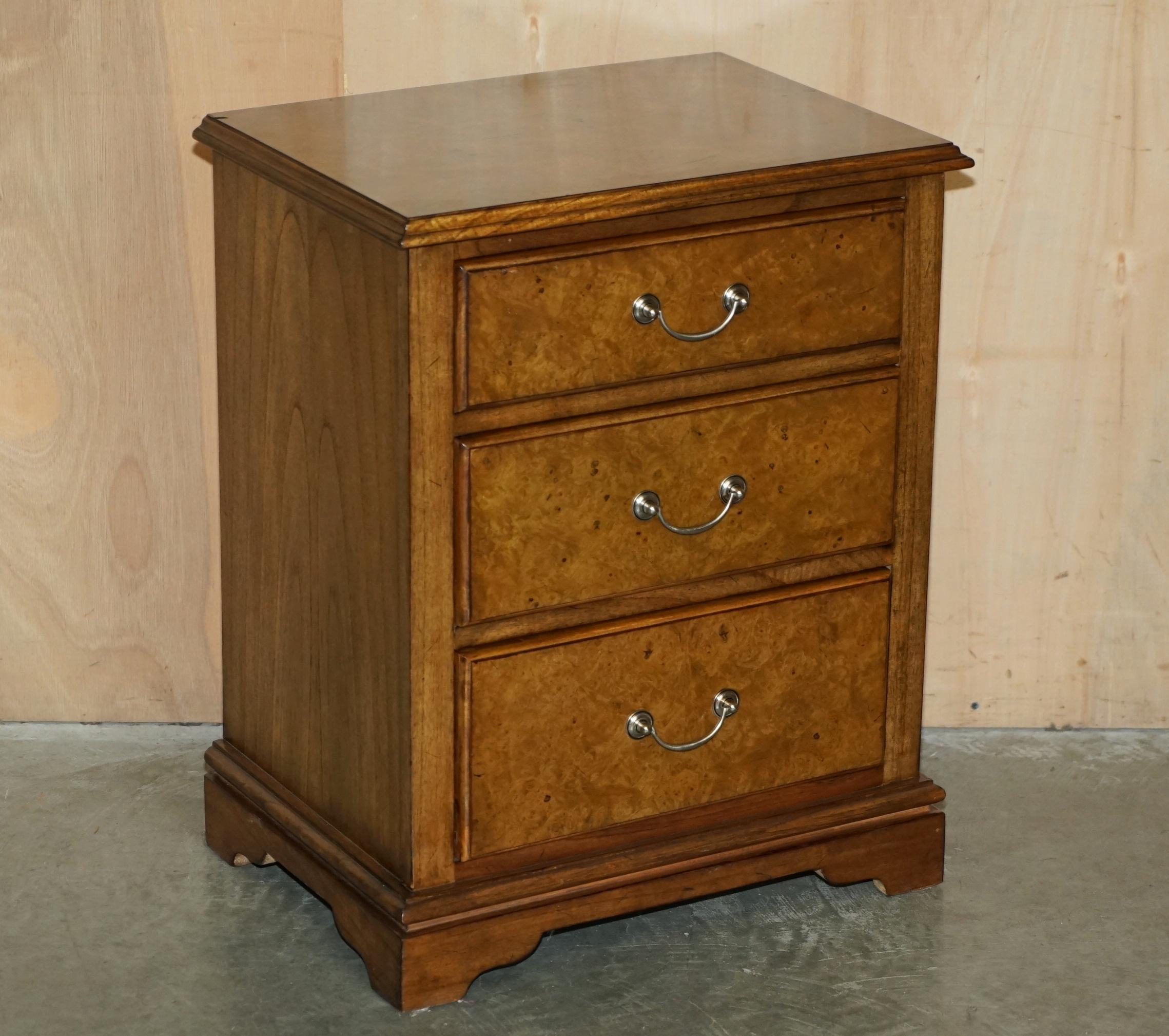 Victorian SUiTE OF BURR ELM BEDROOM CHEST OF DRAWERS & PAIR OF BEDSIDE TABLE NIGHTSTANDS For Sale