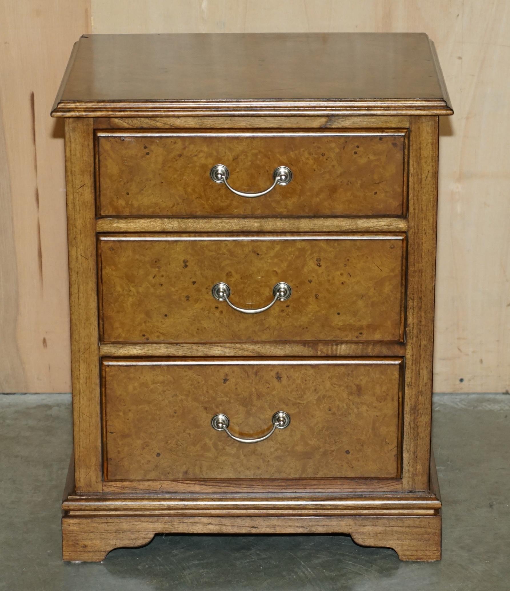 English SUiTE OF BURR ELM BEDROOM CHEST OF DRAWERS & PAIR OF BEDSIDE TABLE NIGHTSTANDS For Sale