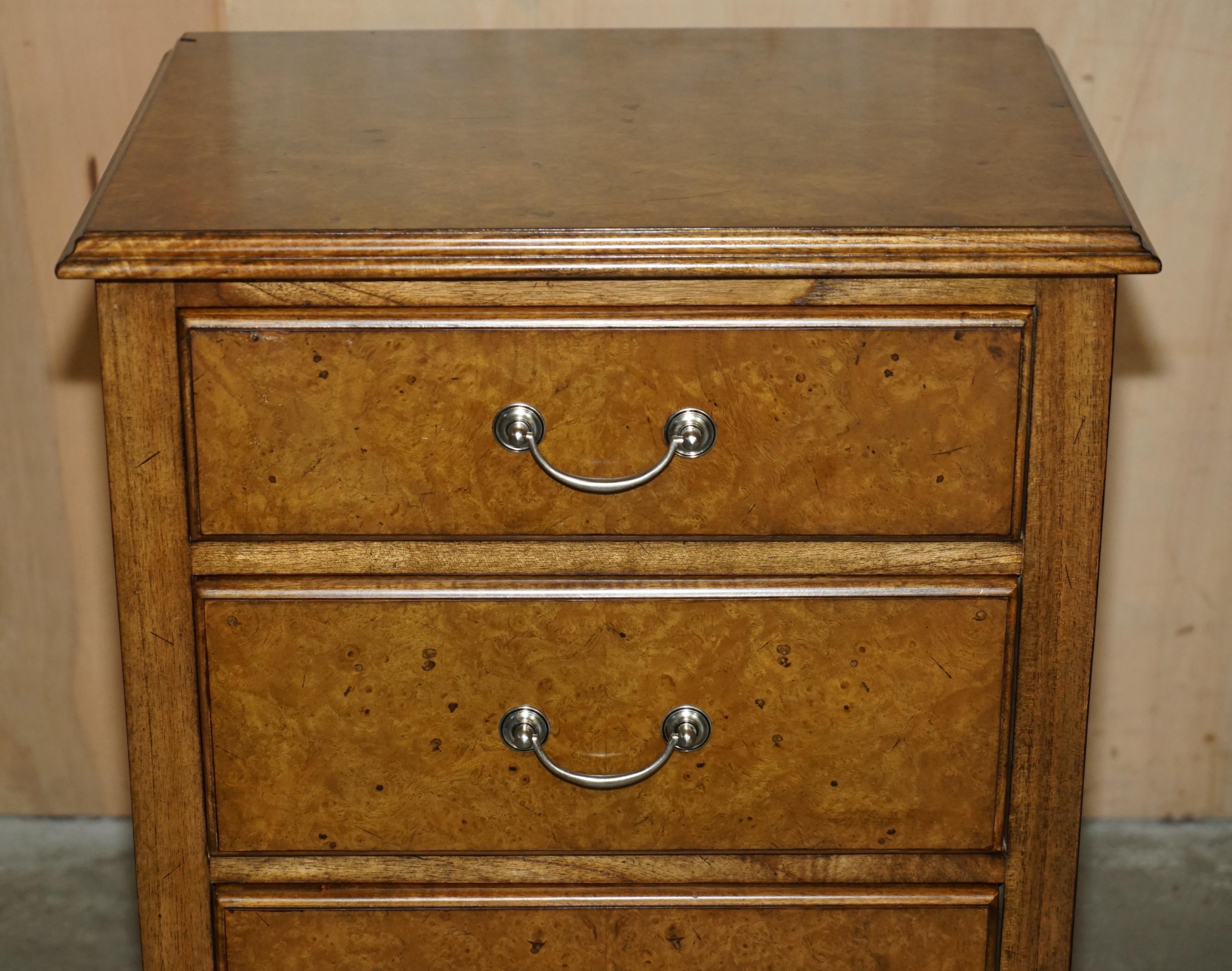 Hand-Crafted SUiTE OF BURR ELM BEDROOM CHEST OF DRAWERS & PAIR OF BEDSIDE TABLE NIGHTSTANDS For Sale
