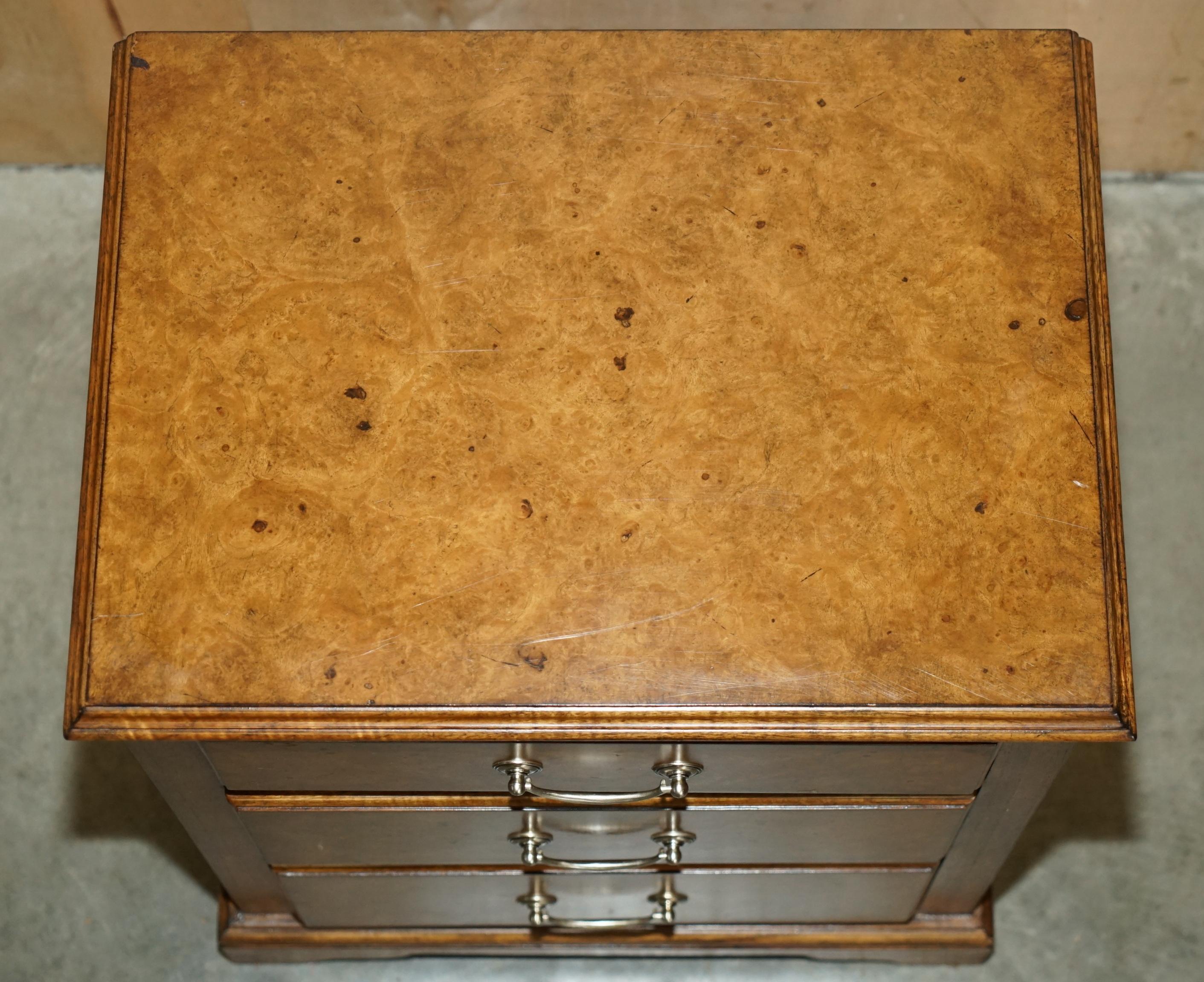 20th Century SUiTE OF BURR ELM BEDROOM CHEST OF DRAWERS & PAIR OF BEDSIDE TABLE NIGHTSTANDS For Sale