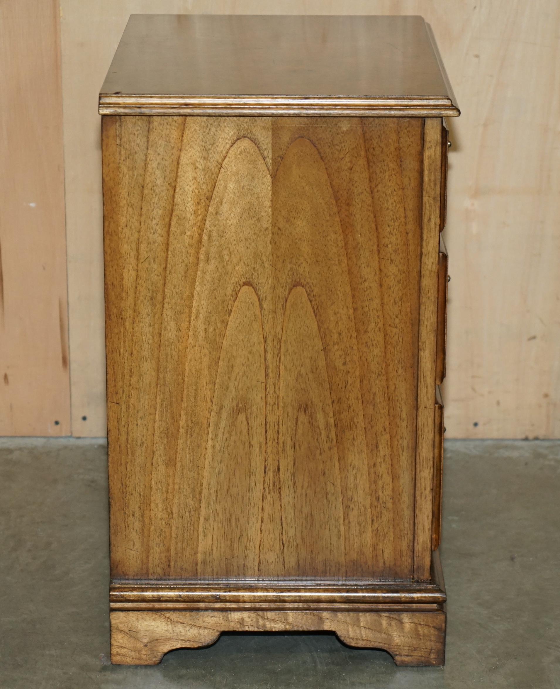 20th Century SUiTE OF BURR ELM BEDROOM CHEST OF DRAWERS & PAIR OF BEDSIDE TABLE NIGHTSTANDS For Sale