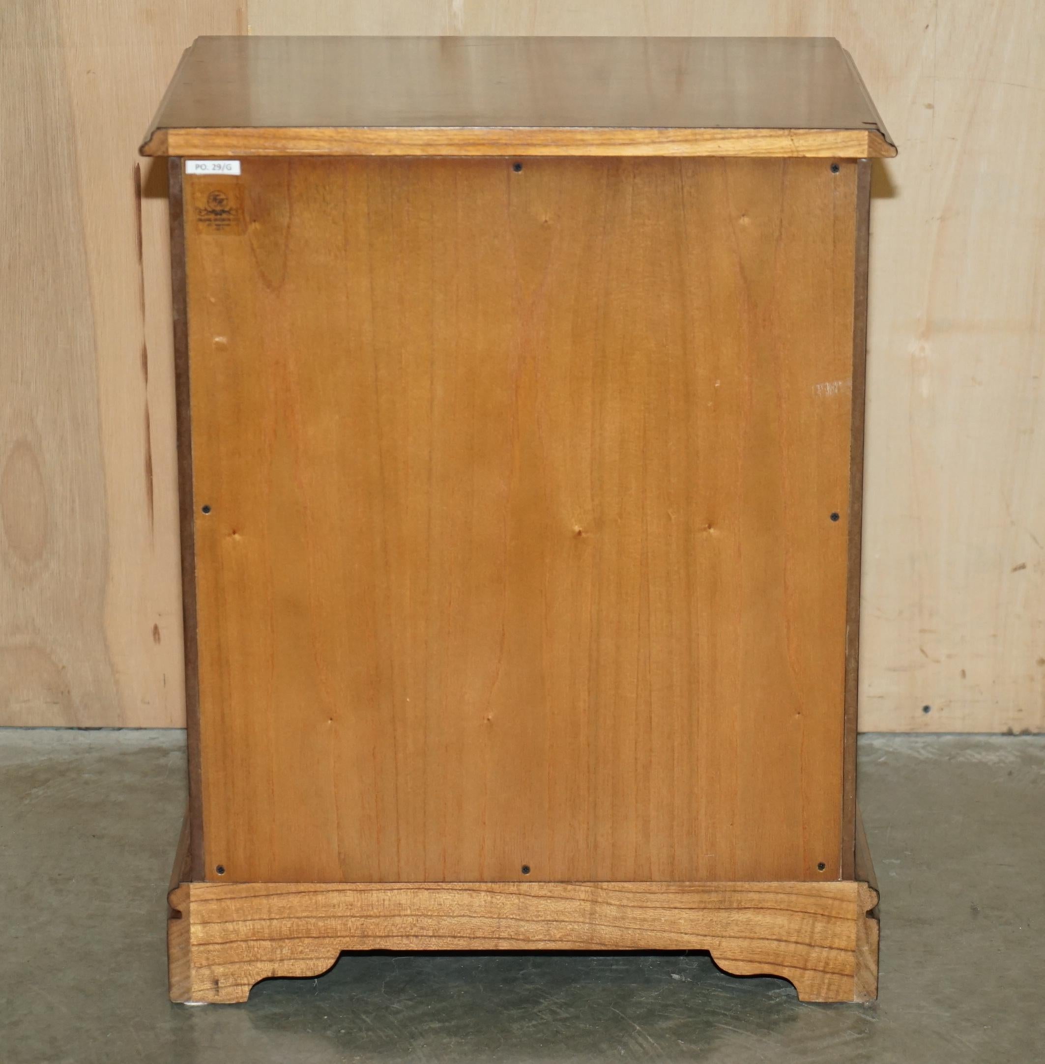 Elm SUiTE OF BURR ELM BEDROOM CHEST OF DRAWERS & PAIR OF BEDSIDE TABLE NIGHTSTANDS For Sale