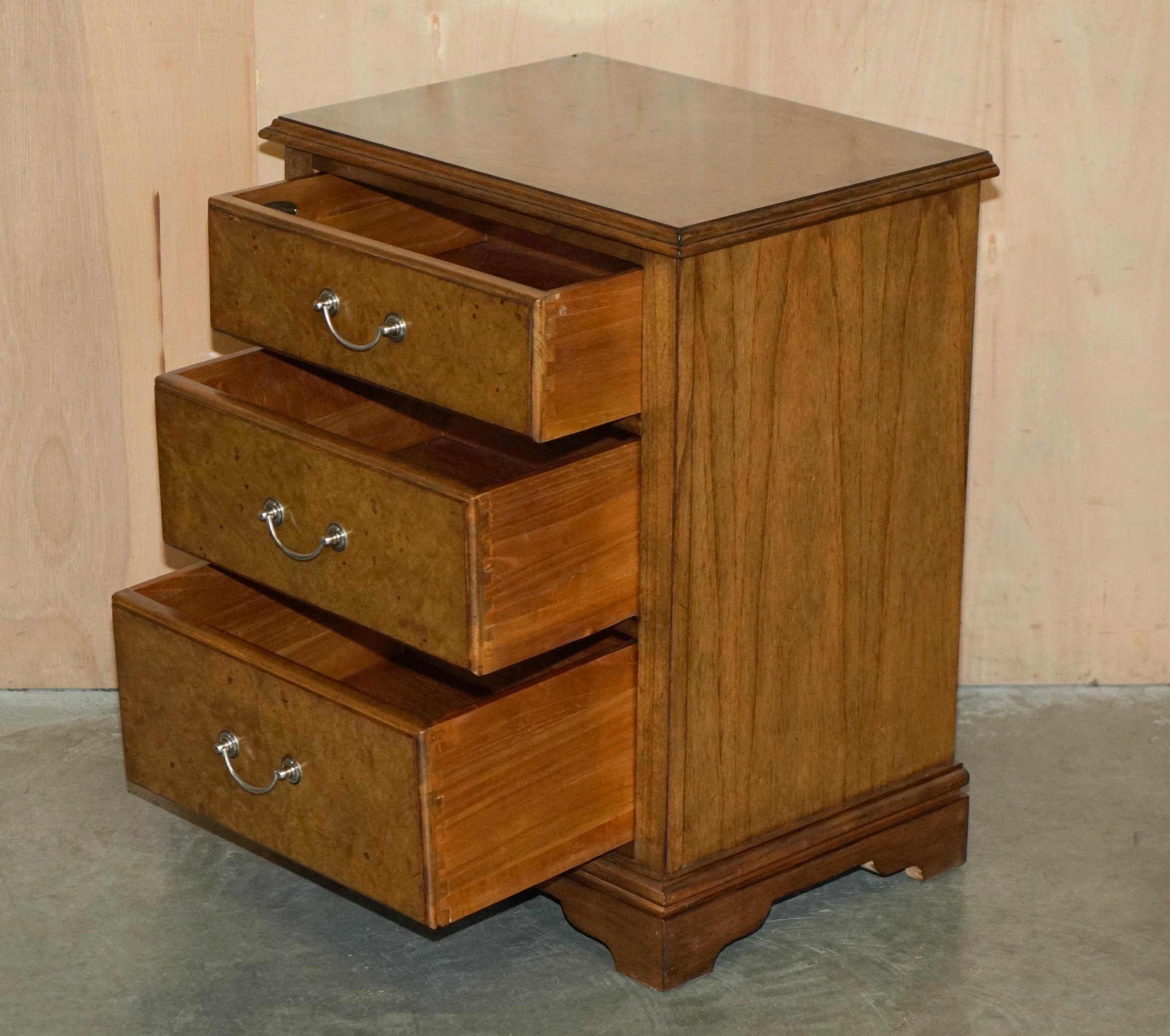 SUiTE OF BURR ELM BEDROOM CHEST OF DRAWERS & PAIR OF BEDSIDE TABLE NIGHTSTANDS For Sale 2