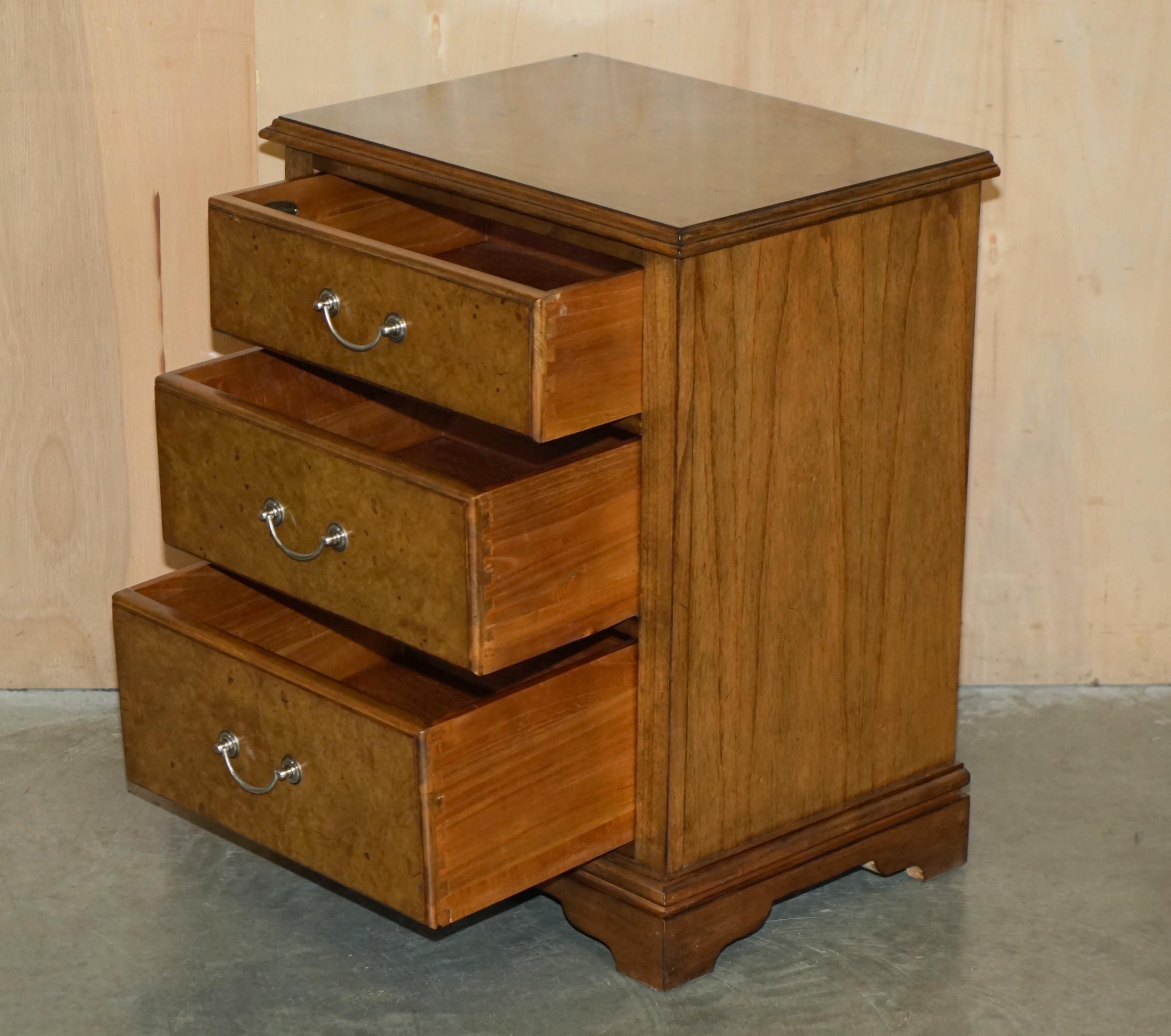 SUiTE OF BURR ELM BEDROOM CHEST OF DRAWERS & PAIR OF BEDSIDE TABLE NIGHTSTANDS For Sale 1