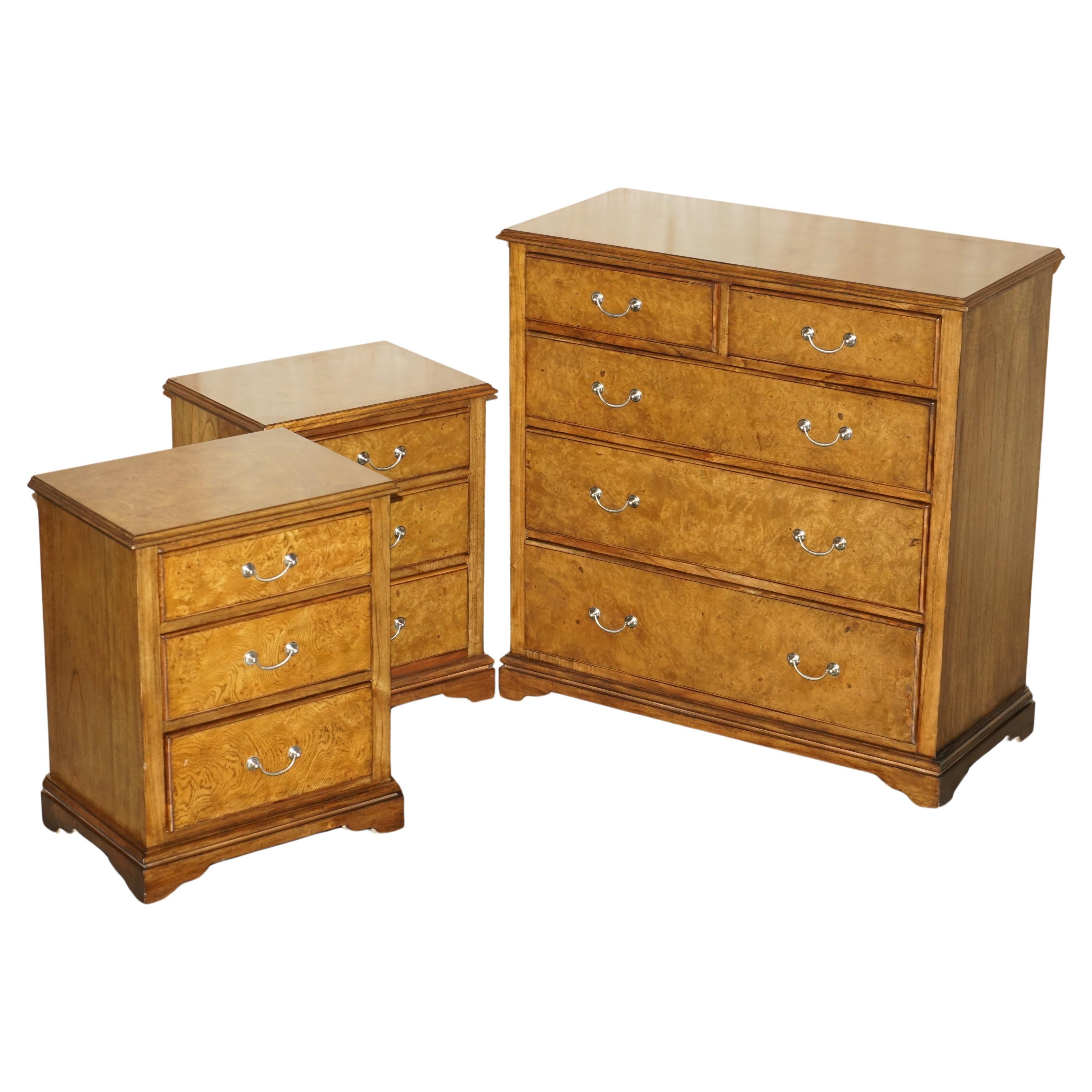 SUiTE OF BURR ELM BEDROOM CHEST OF DRAWERS & PAIR OF BEDSIDE TABLE NIGHTSTANDS For Sale