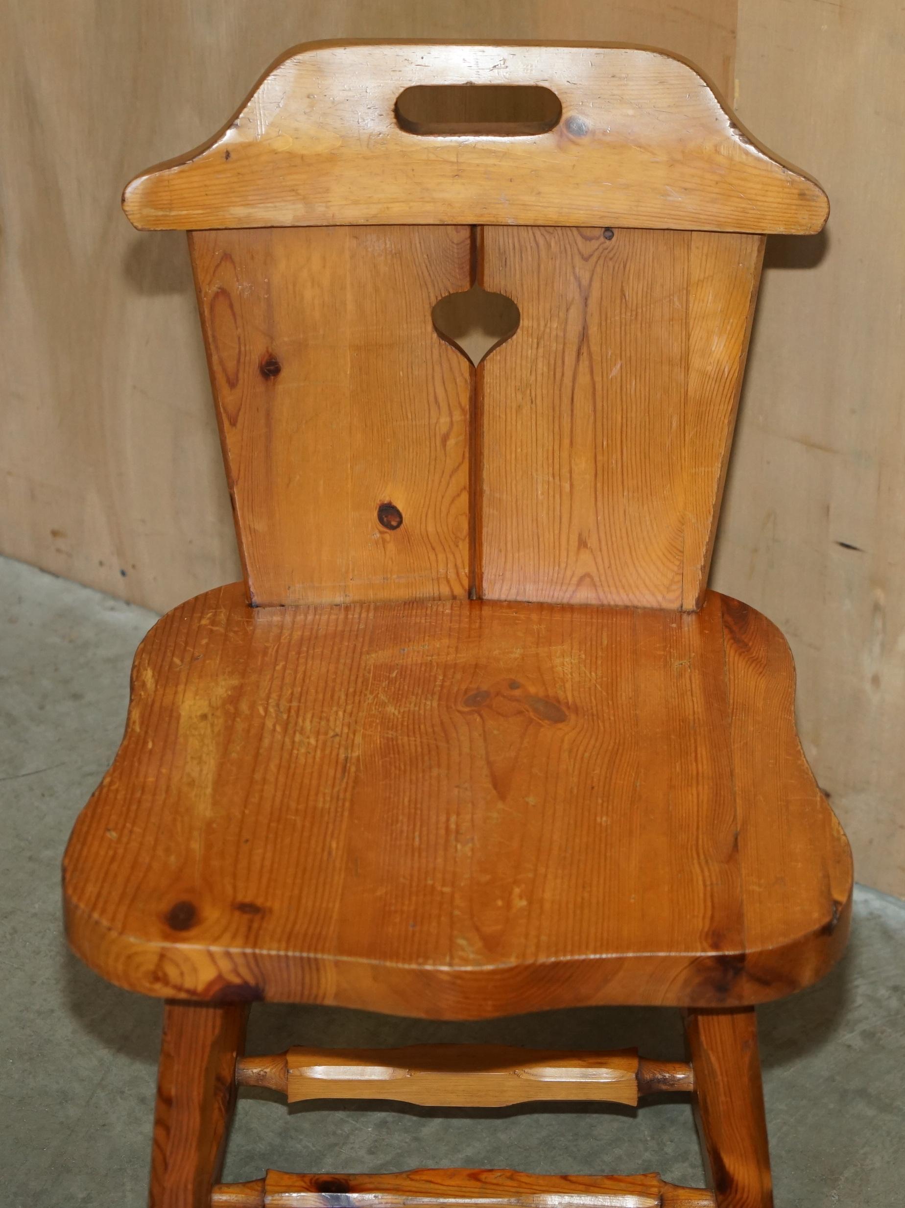 SUITE OF EiGHT ENGLISH COUNTRY HOUSE VINTAGE PINE DINING CHAIRS HEART BACKS 8 For Sale 10