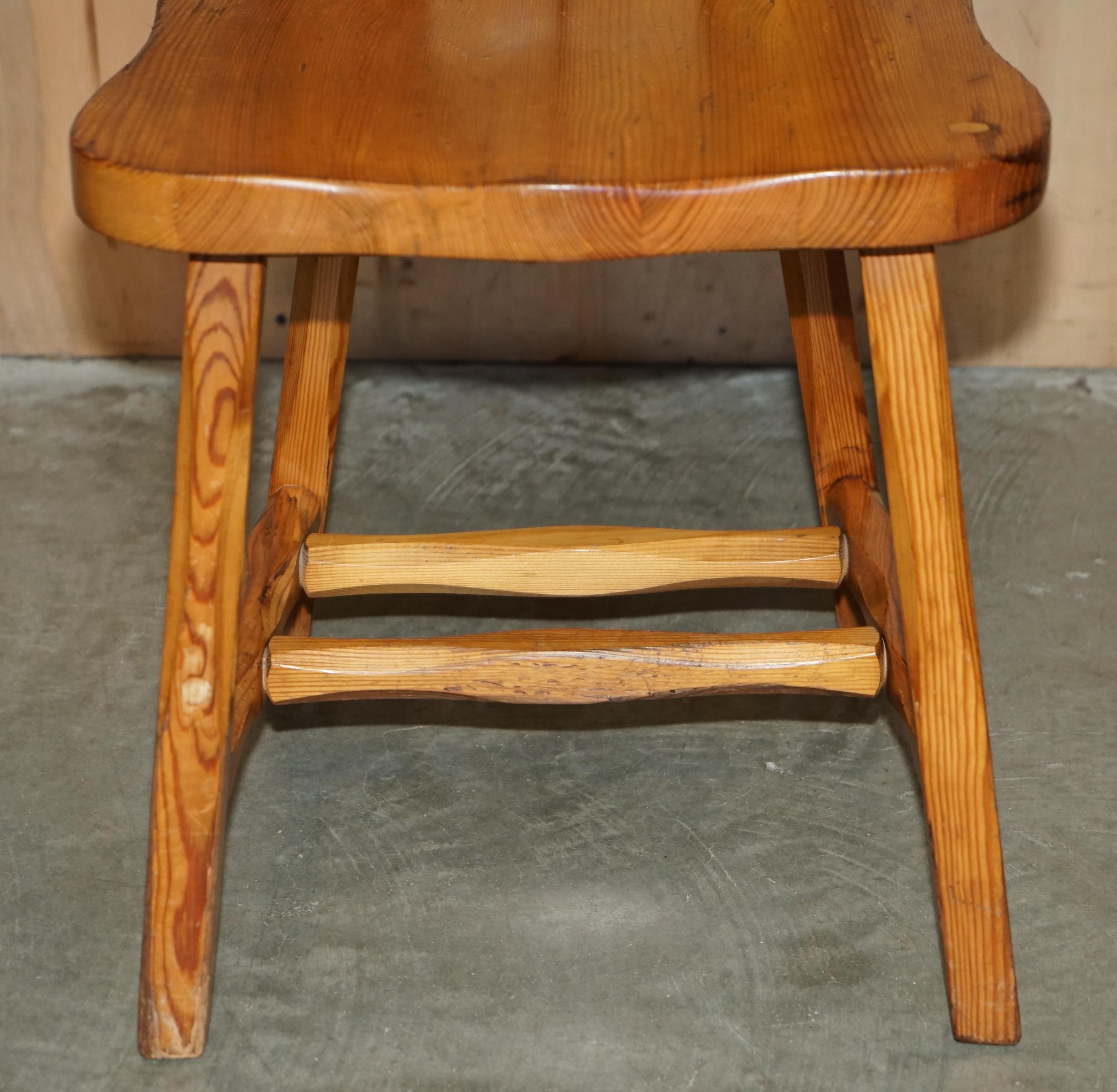 SUITE OF EiGHT ENGLISH COUNTRY HOUSE VINTAGE PINE DINING CHAIRS HEART BACKS 8 In Good Condition For Sale In West Sussex, Pulborough