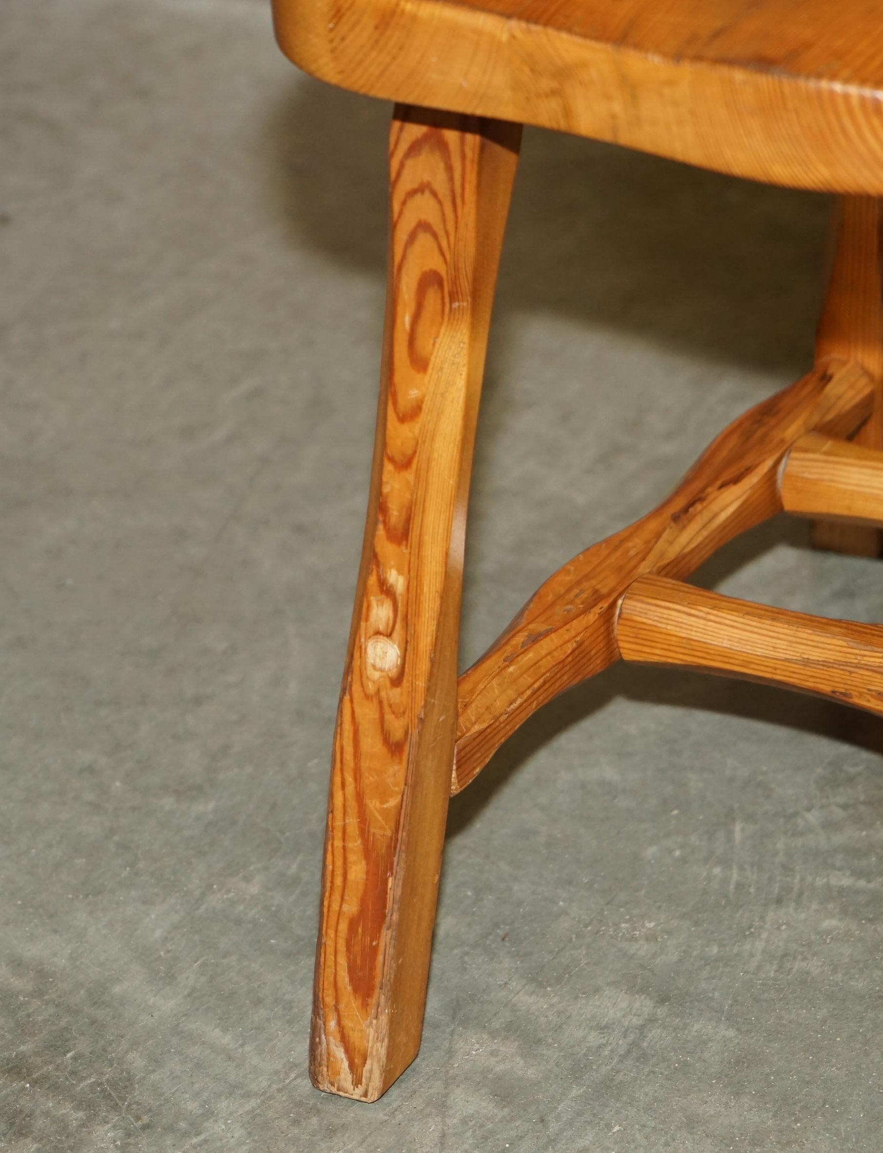 Mid-20th Century SUITE OF EiGHT ENGLISH COUNTRY HOUSE VINTAGE PINE DINING CHAIRS HEART BACKS 8 For Sale