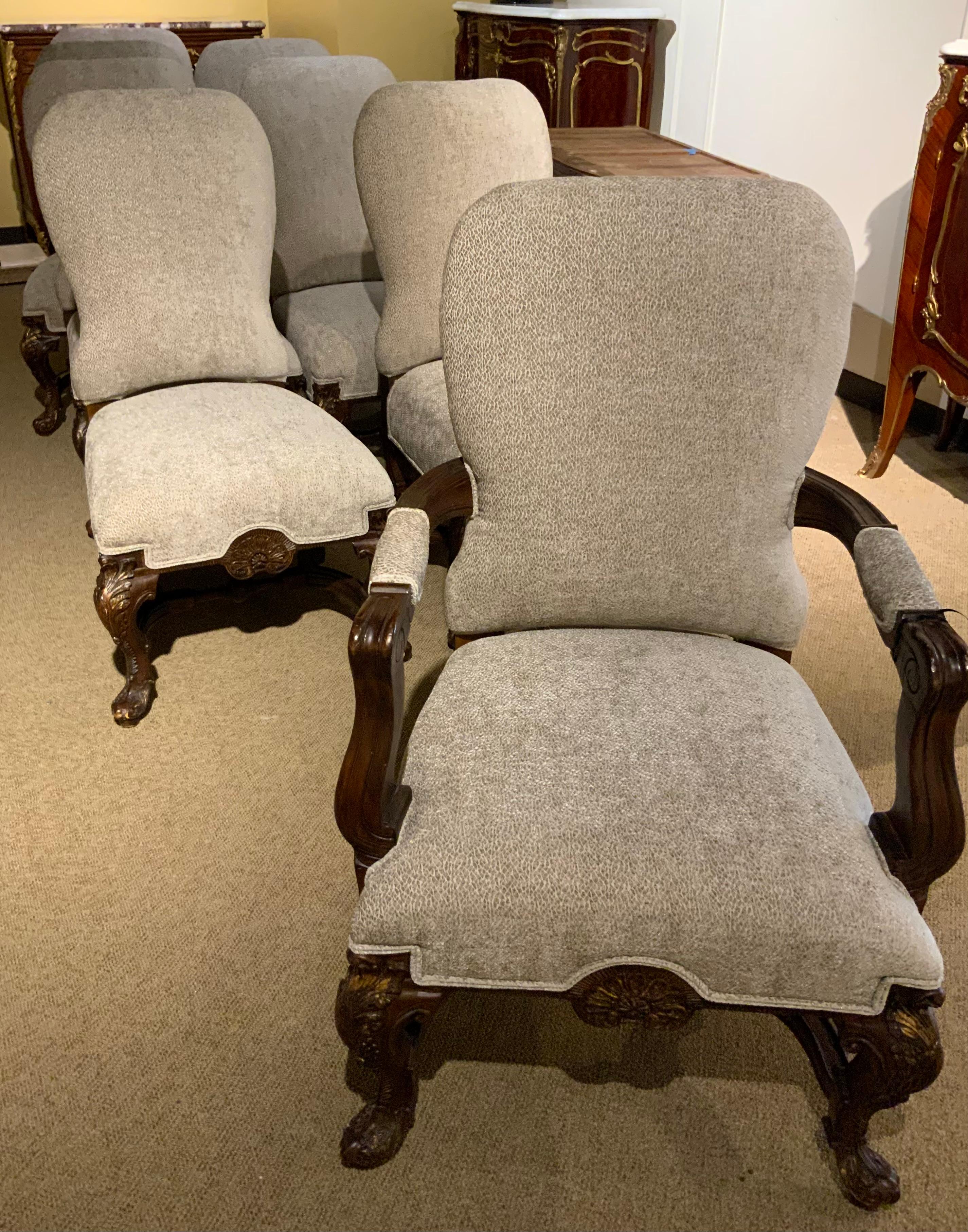 Questa suite di sedie è rivestita in un tessuto di ciottoli.
Tessuto di design in una tonalità di grigio chiaro. Sono grandi
E confortevole. Il set è composto da sei sedie laterali e
Due poltrone per il padrone di casa e la padrona di casa. Sono