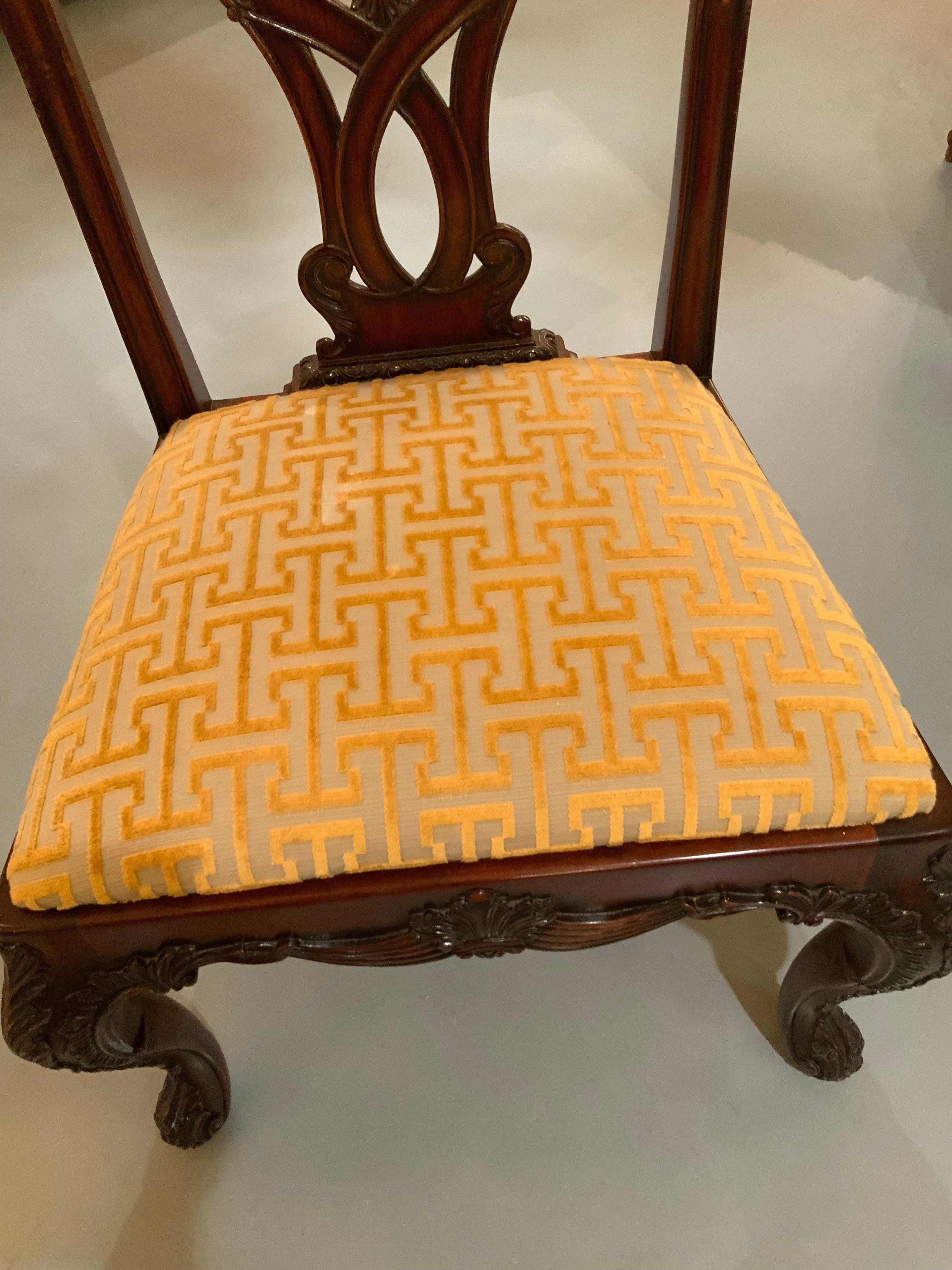 Le sedie in mogano ben intagliate, tra cui due poltrone in stile Chippendale, rendono questo set particolarmente desiderabile.
La stecca centrale dello schienale è impreziosita da un profondo
Intagliare con un  Corda di perline curva e intrecciata