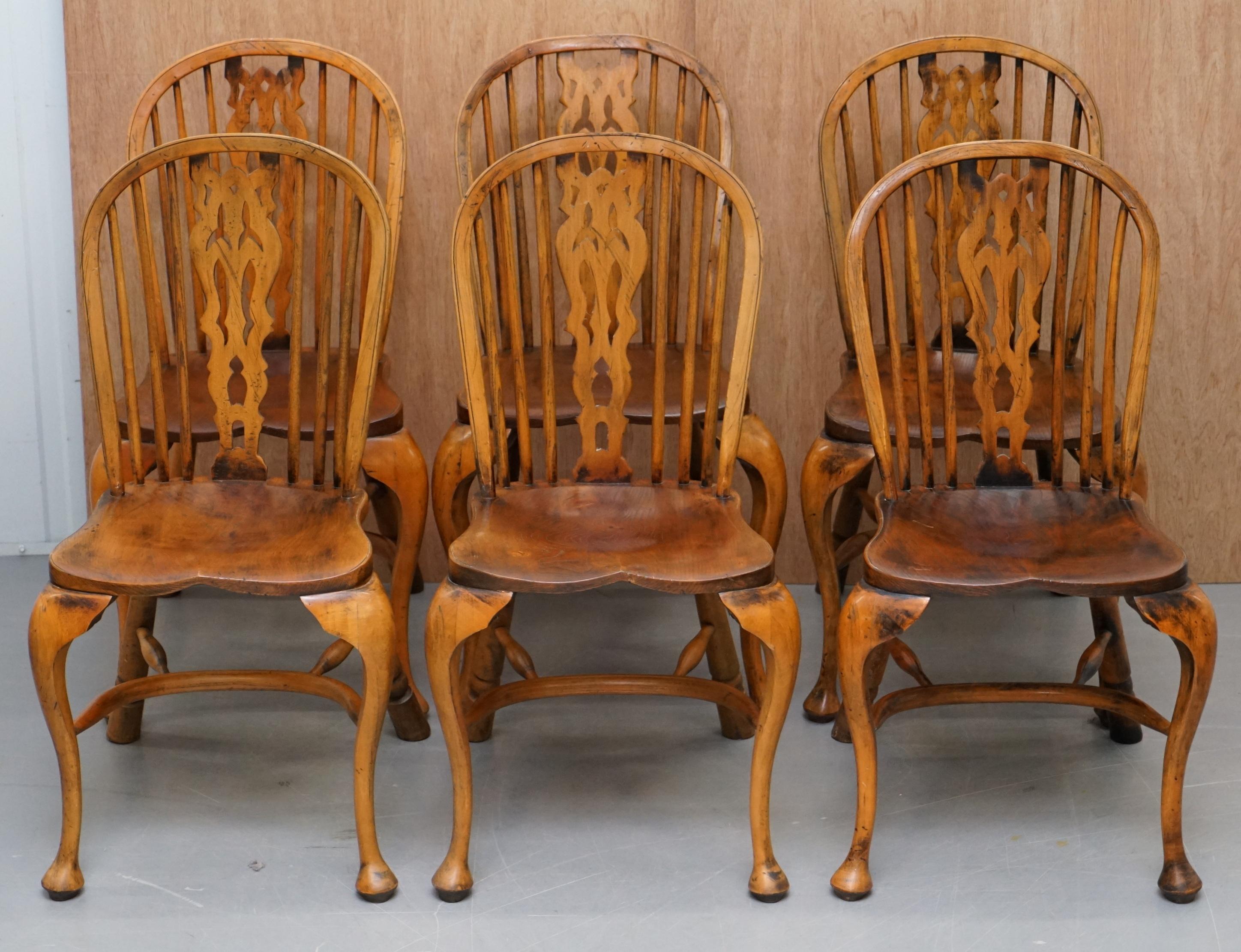 We are delighted to this stunning suite of vintage 18th-19th century style elm and beech wood Windsor dining chairs

A very good looking decorative and nicely made suite, these have some age to them but they are in the style of the 18th and 19th