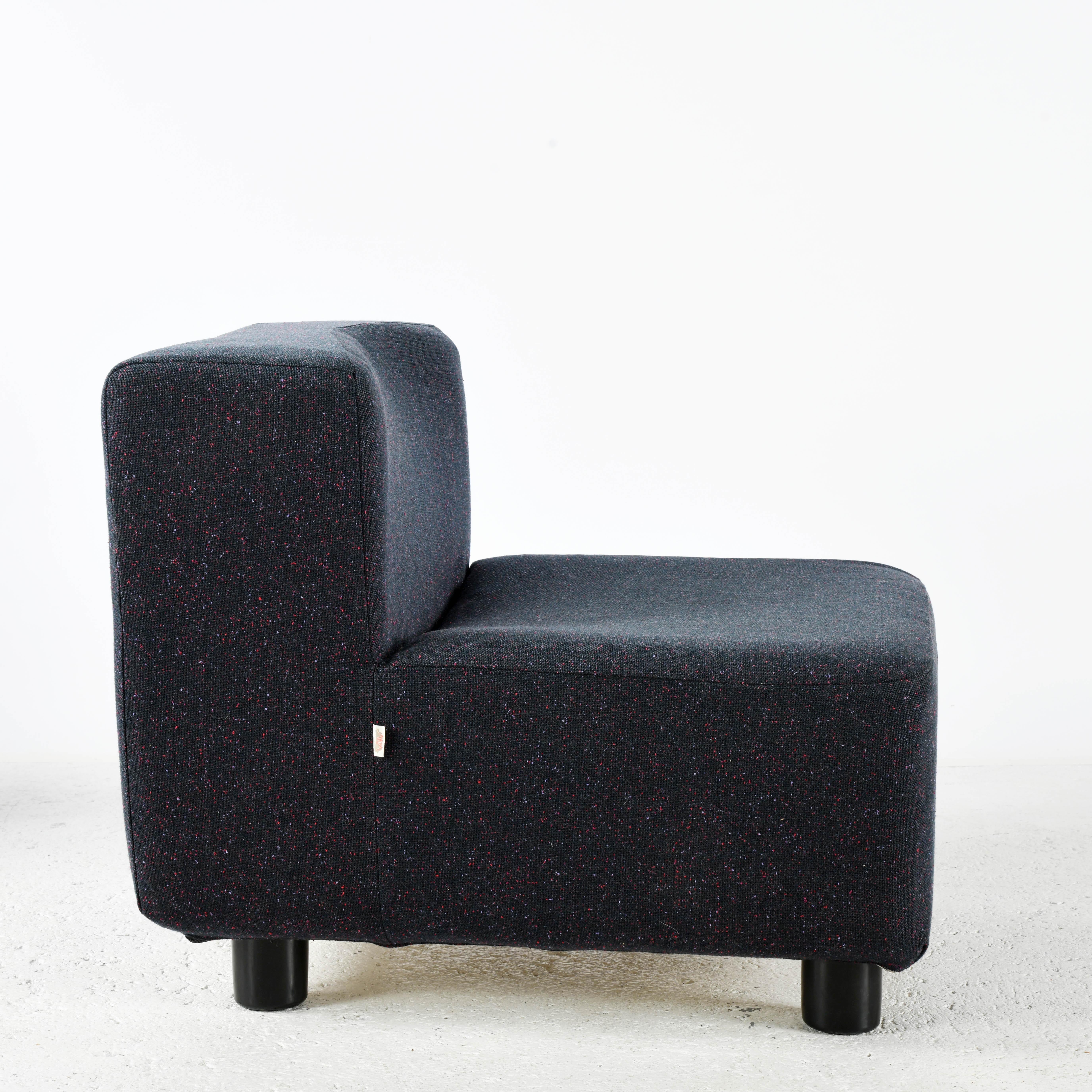 Suite de cinq fauteuils formant un grand canapé modulable, mousse et tissu. en vente 6